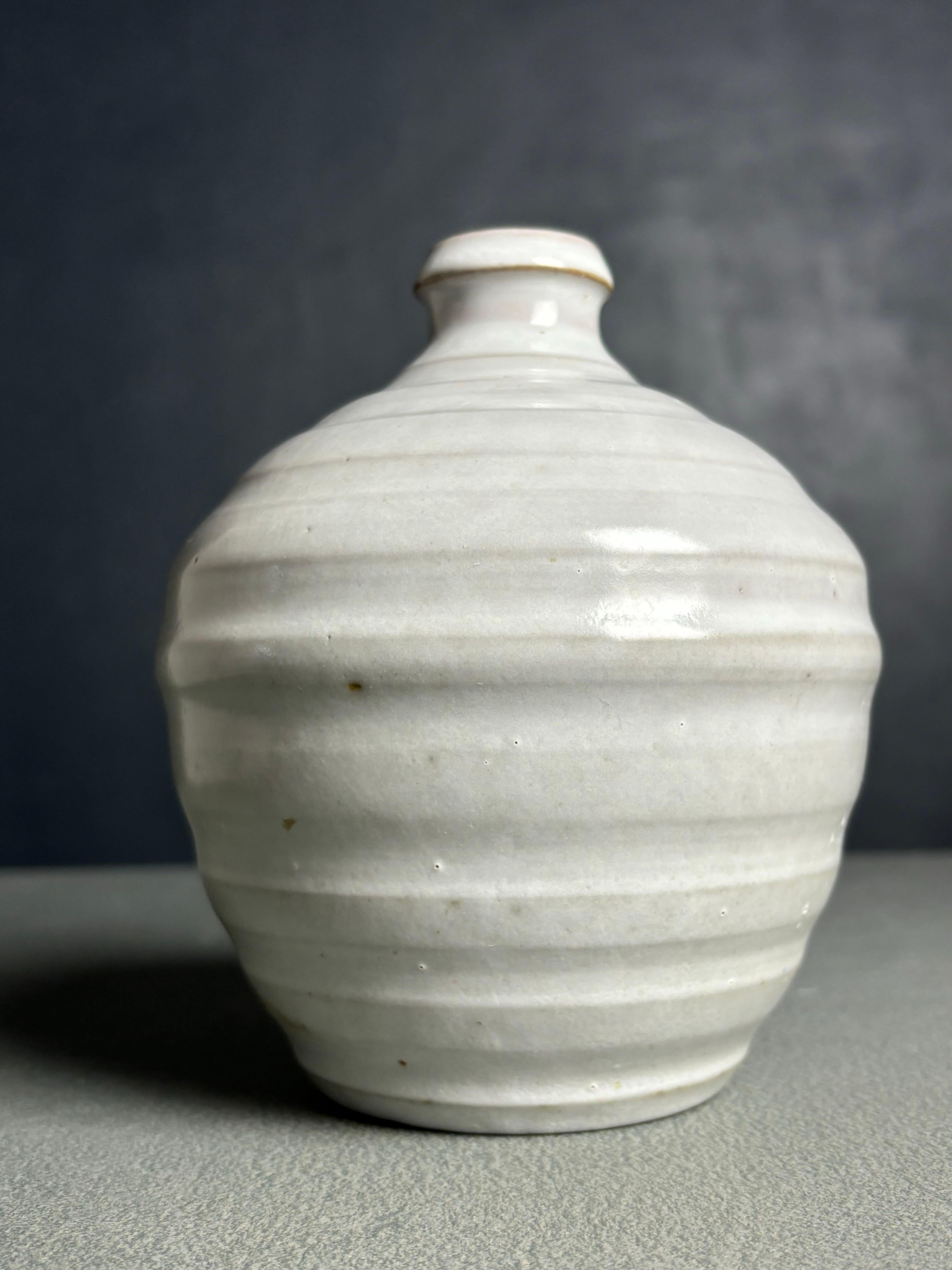 Vaso in ceramica danese di metà secolo moderno fatto a mano con effetto increspato. Smalto grigio chiaro freddo. Firmato sotto la base. 
Ottime condizioni vintage. 
Danimarca, anni '60.