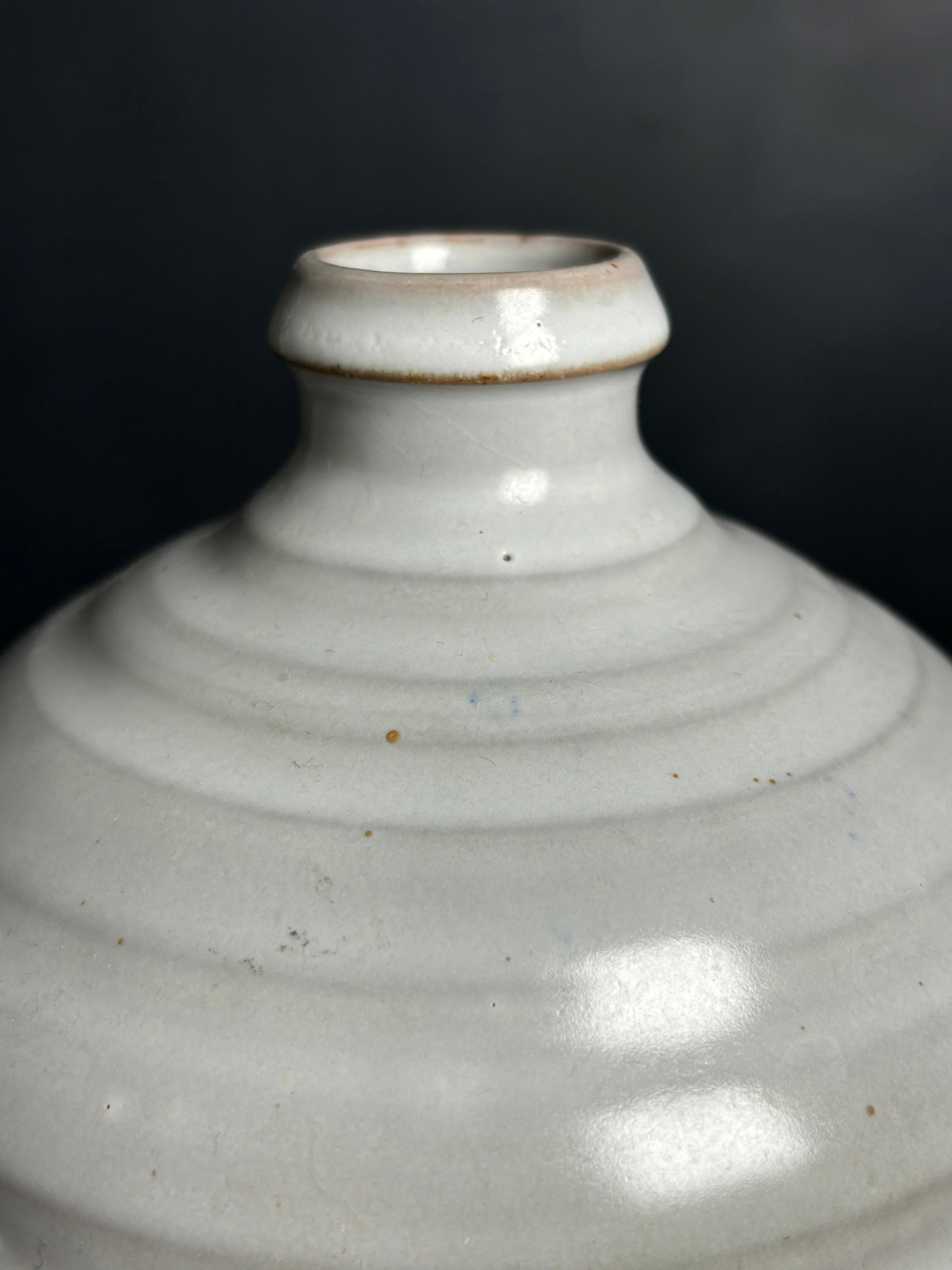Scandinavo moderno Vaso danese d'epoca increspato grigio chiaro, anni '60 in vendita