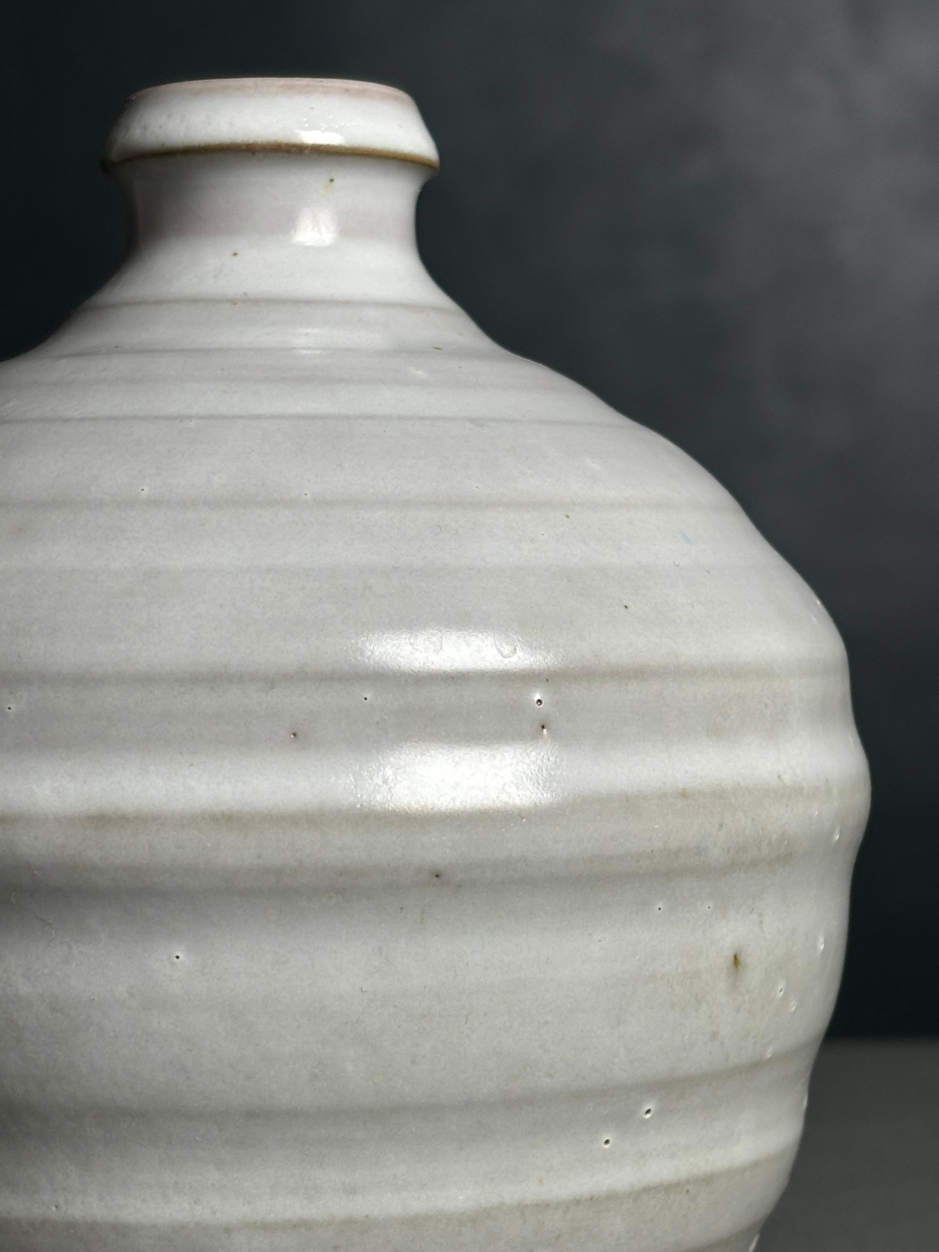 XX secolo Vaso danese d'epoca increspato grigio chiaro, anni '60 in vendita