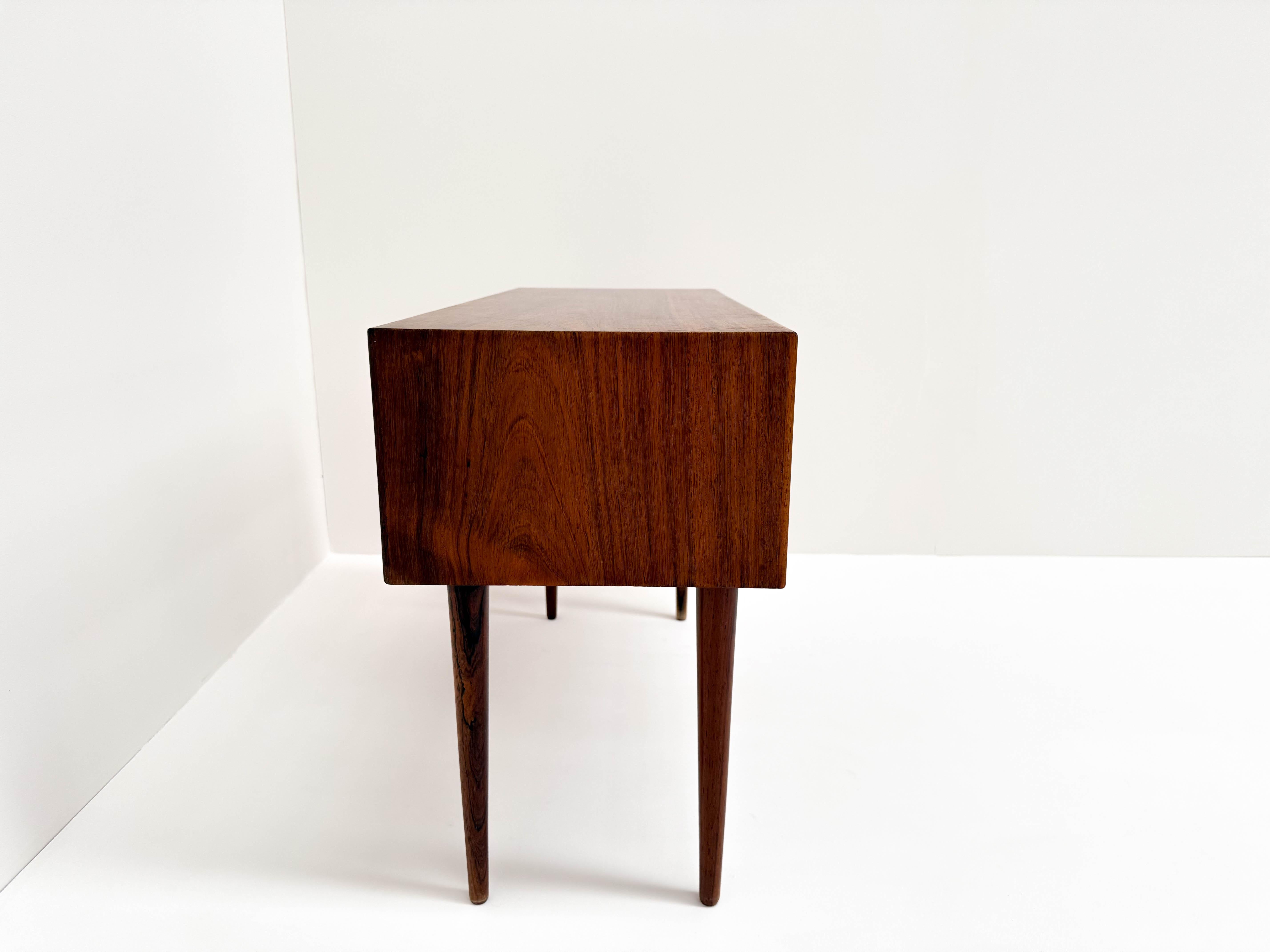 Cómoda danesa vintage de palisandro - Niels Clausen para NC Møbler (años 60) Europeo en venta
