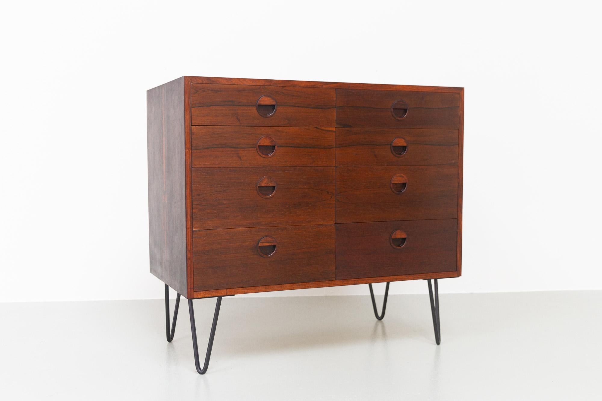 Vintage Danish rosewood chest of drawers by Johnny Sørensen and Rud Thygesen for Hansen & Guldborg Møbelfabrik, Denmark 1960s.
Scandinavian Modern dresser with eight drawers. Drawers with signature eyelid pulls in solid Rosewood and half blind