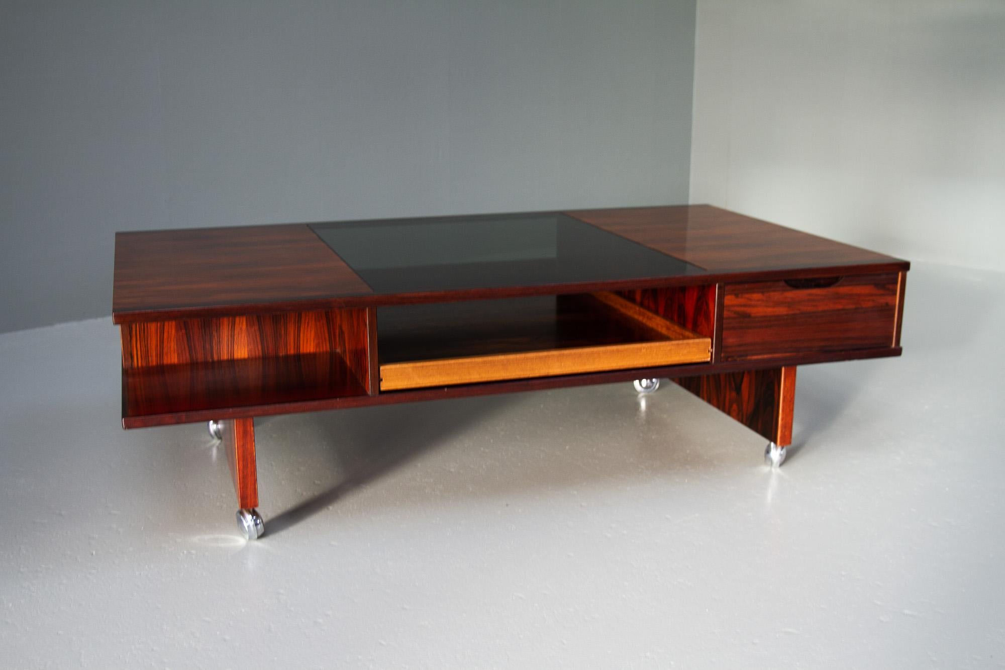 Vintage Danish rosewood coffee table, 1960s.
Stunning and rare Danish Rosewood coffee table with very expressive grain pattern. Low and sleek design with a cubistic profile. Exquisite design and materials. The design will suit long and low sofas as