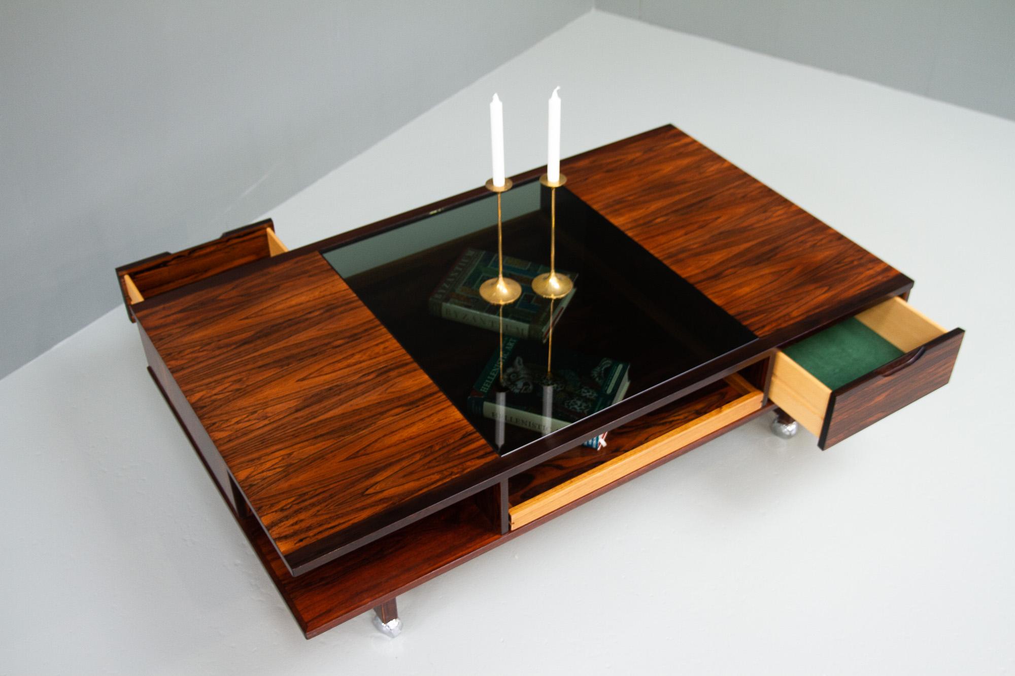 Table basse danoise vintage en bois de rose, années 1960. 13