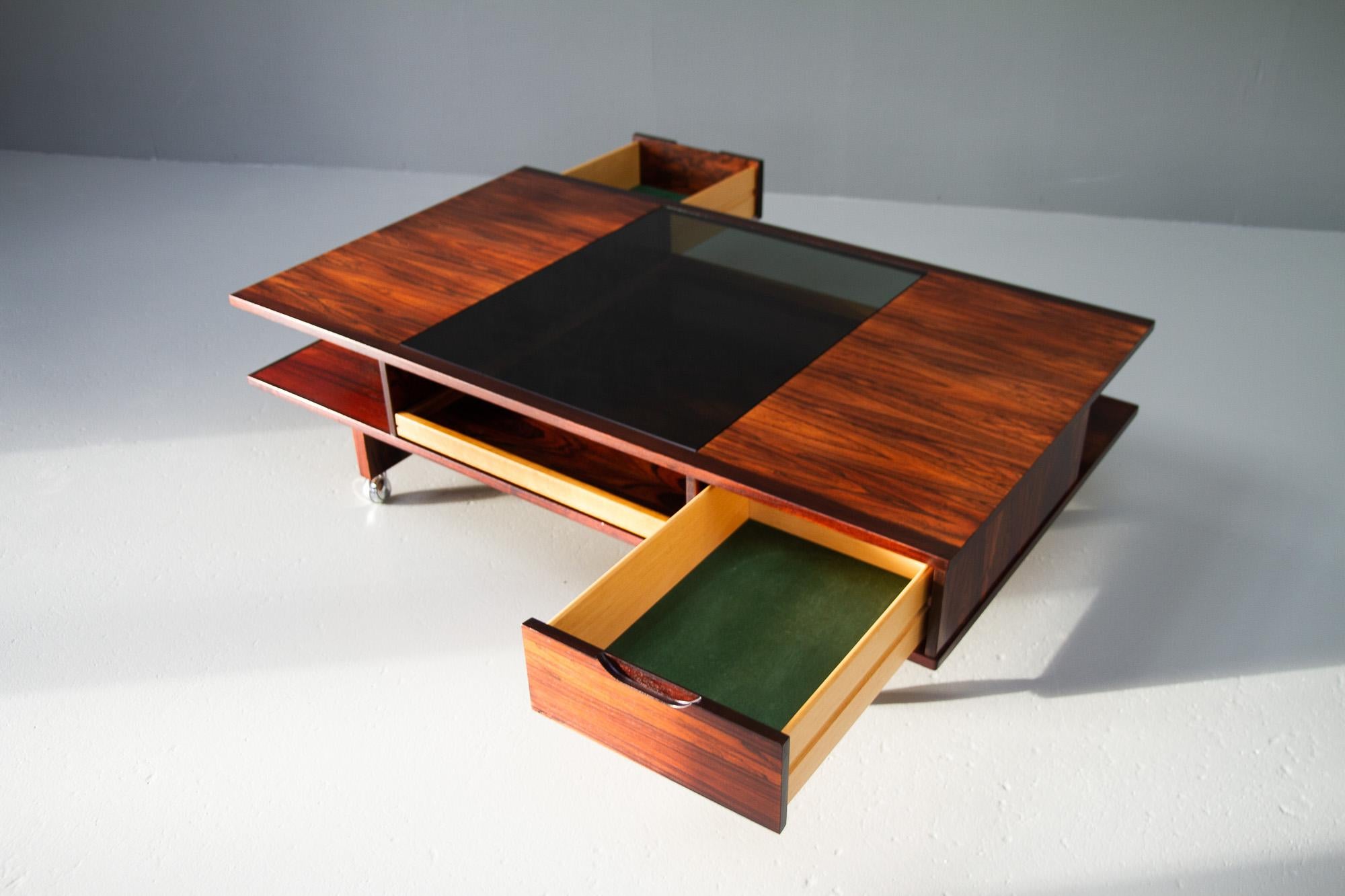 Danois Table basse danoise vintage en bois de rose, années 1960.