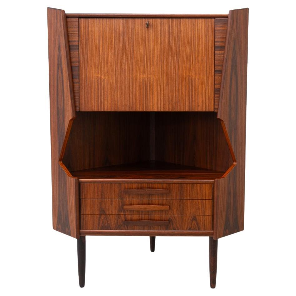 Klassischer dänischer Palisander-Eckschrank mit Trockenstange, 1960er Jahre. im Angebot