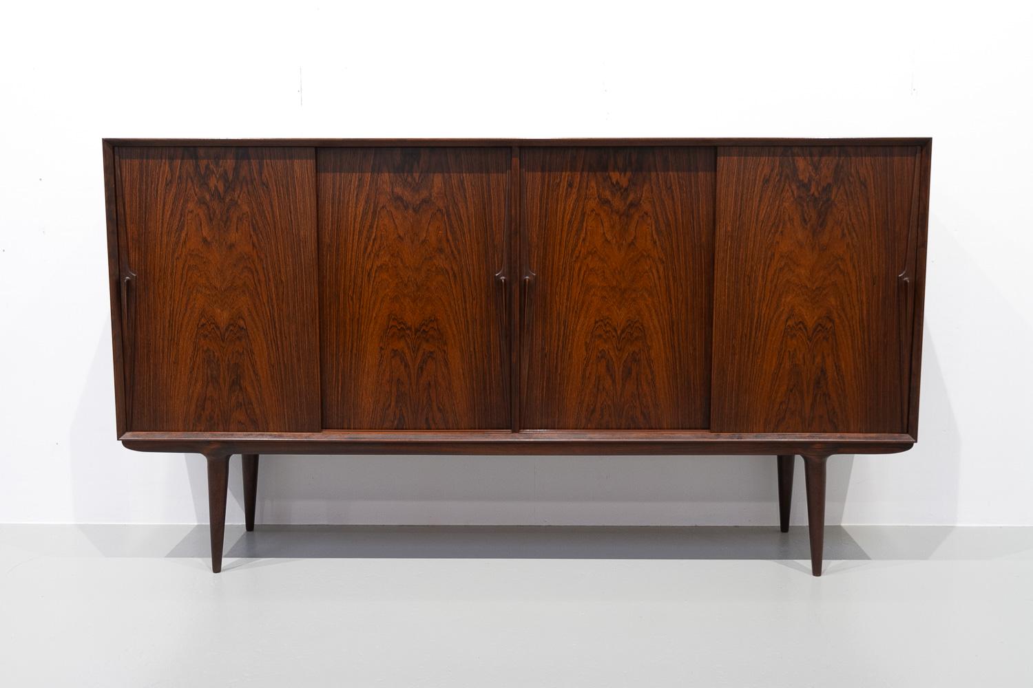 Vintage Danish Rosewood Sideboard by Gunni Omann for Omann Jun's Møbelfabrik, 1960s.
Large and spacious rosewood/palisander high board model no. 19 designed by Gunni Omann for Omann Jun A/S, Denmark.

Very high quality and craftsmanship. Many