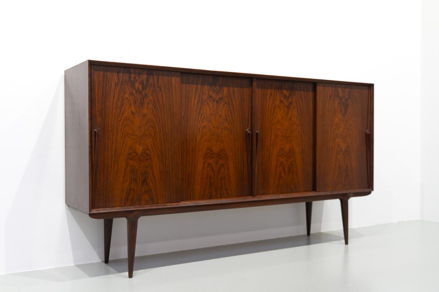 Vintage Danish Rosewood Credenza by Gunni Omann for Omann Jun, 1960s In Good Condition For Sale In Asaa, DK