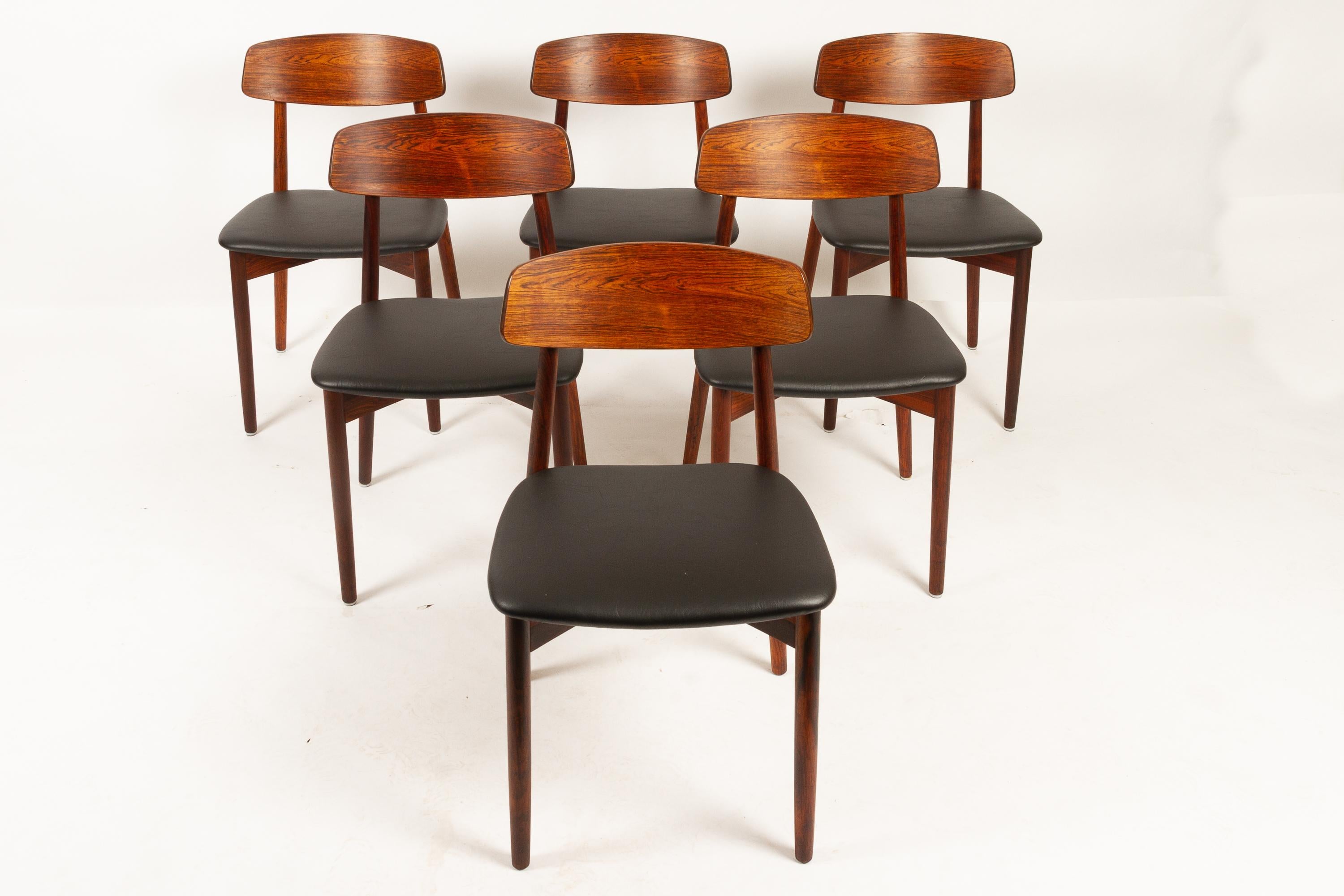 Vintage Danish rosewood dining chairs by Harry Østergaard for Randers Møbelfabrik, 1960s. Set of 6.
Very elegant Mid-Century Modern chairs, with curved backrests in stunningly beautiful rosewood veneer. Thin round tapered legs in solid rosewood.