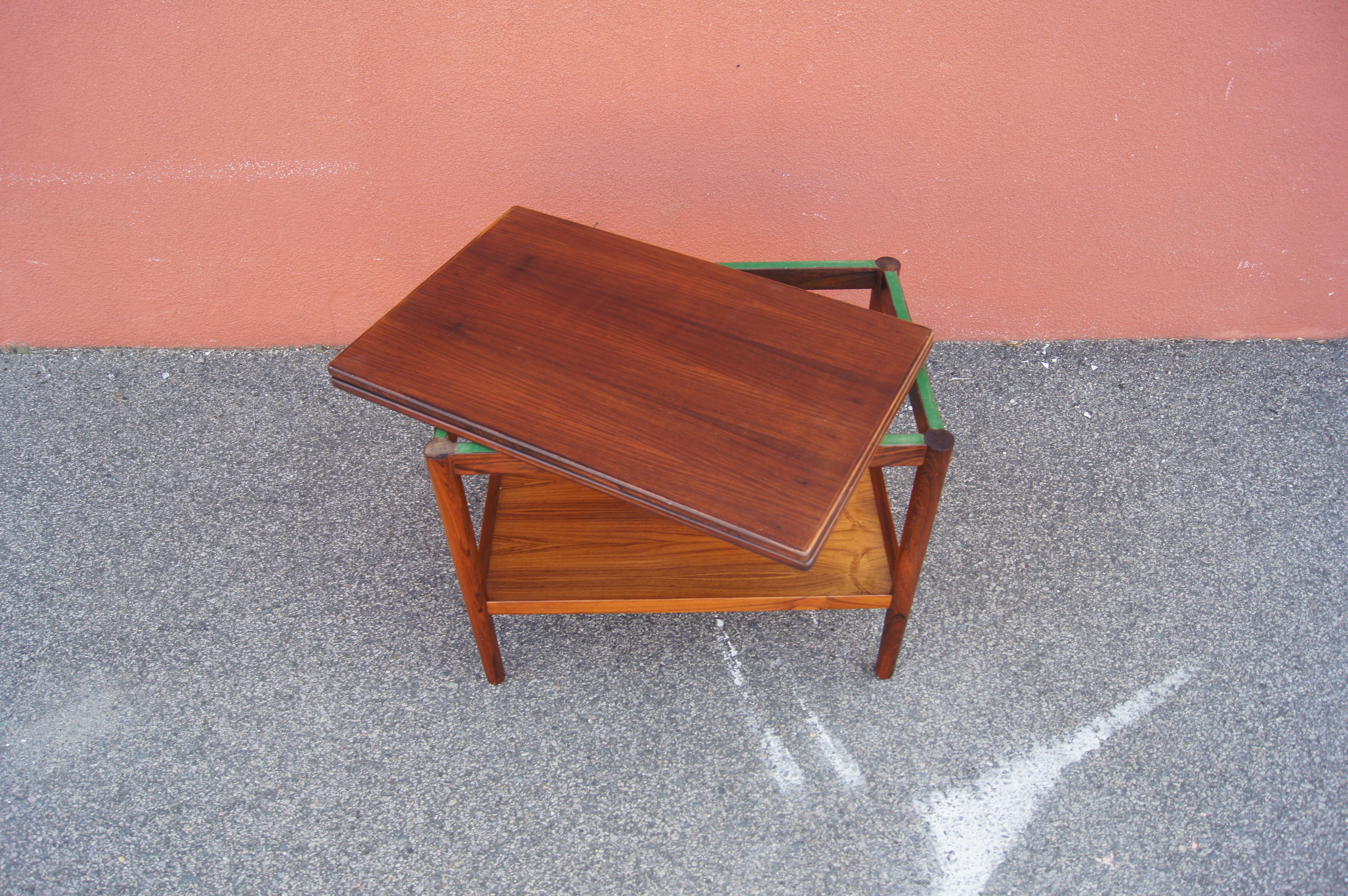 Scandinave moderne Table à thé danoise vintage à plateau rabattable en bois de rose en vente