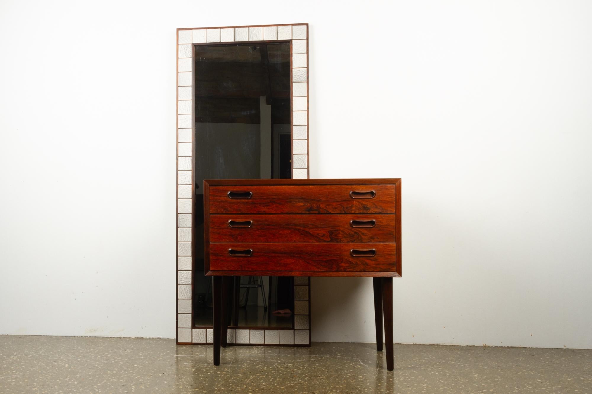 Vintage Danish hallway mirror and dresser set, 1960s
Dresser and matching mirror in Rosewood. Chest of drawers with three wide drawers with sculpted grips in solid Rosewood and tapered edges. Very beautiful and expressive grain in the Rosewood