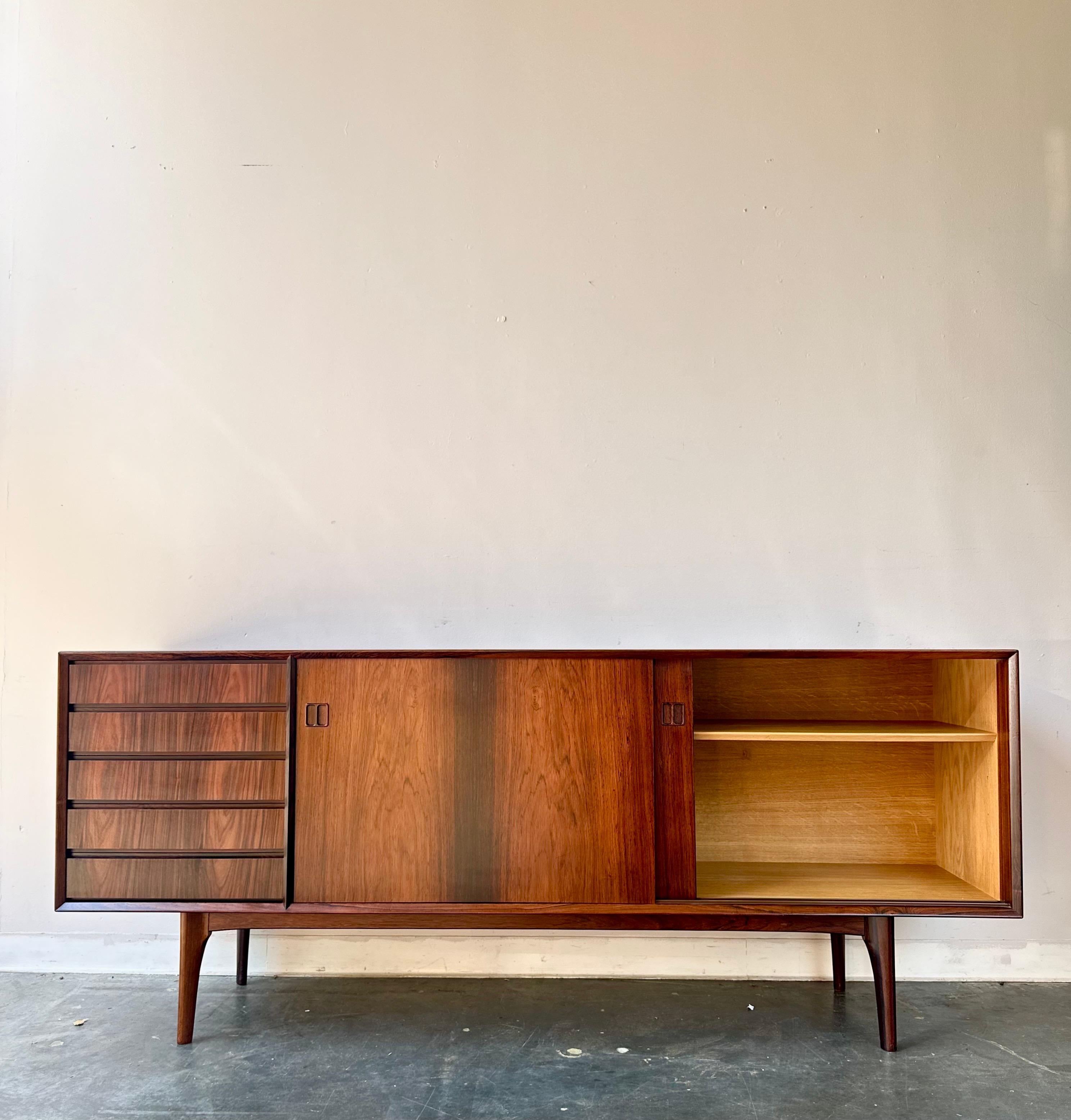 Mid-Century moderno Credenza MCM d'epoca in palissandro restaurata in vendita