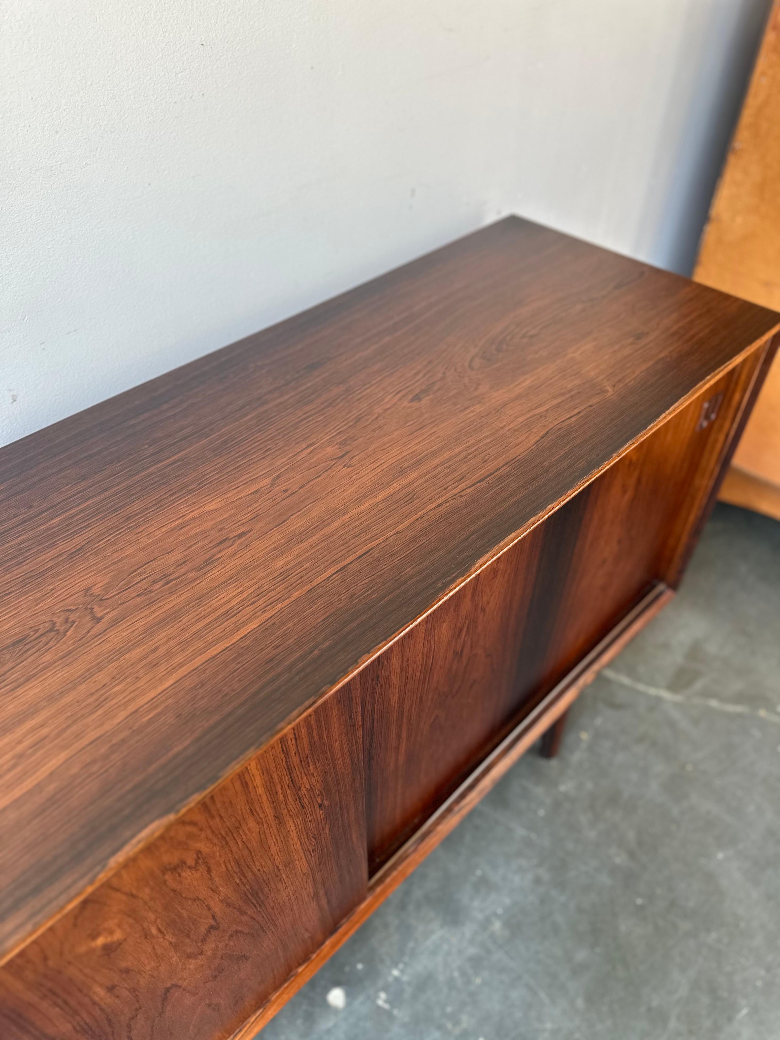 Credenza MCM d'epoca in palissandro restaurata In condizioni buone in vendita a Sayreville, NJ