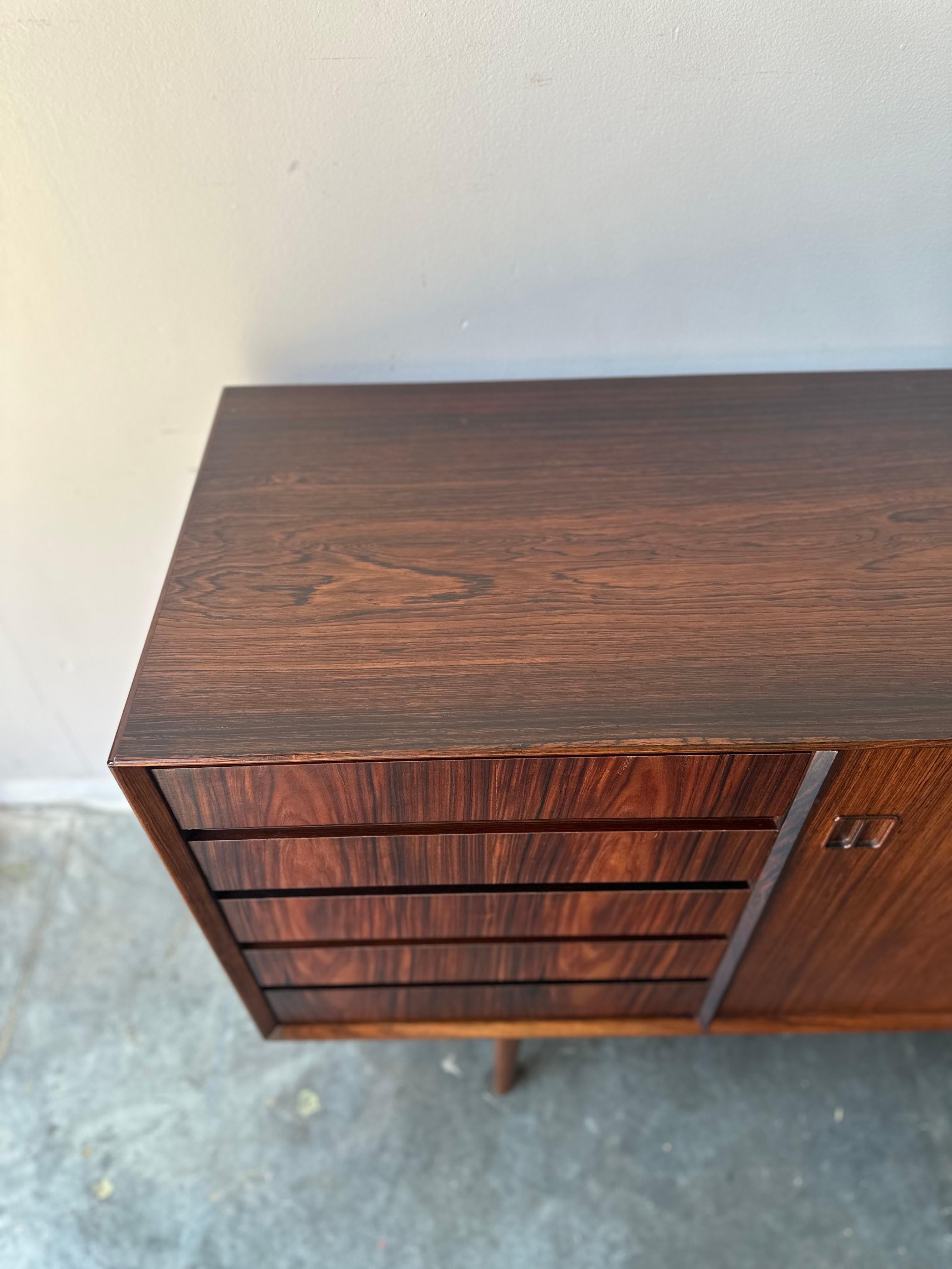 Metà XX secolo Credenza MCM d'epoca in palissandro restaurata in vendita
