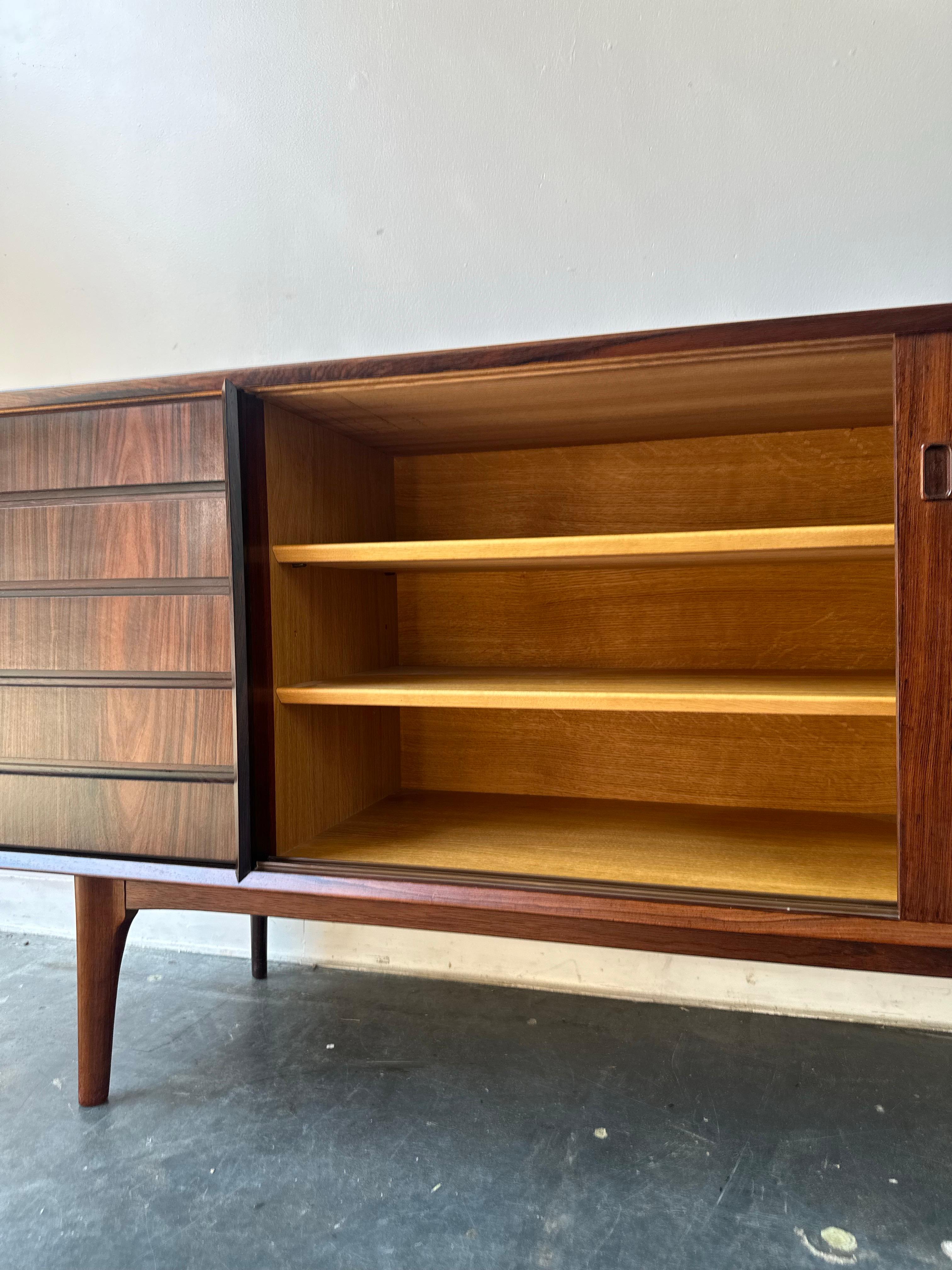 Palissandro Credenza MCM d'epoca in palissandro restaurata in vendita