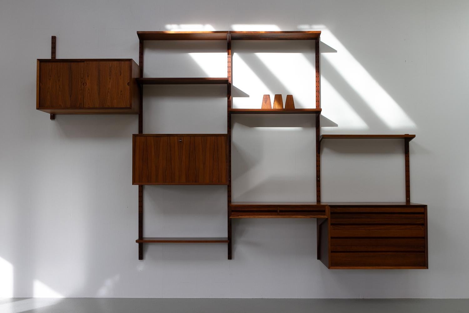 Vintage Danish rosewood modular wall unit by Poul Cadovius for Cado 1960s

Mid-Century Modern 4 bay shelving system model Cado. This is a original vintage floating bookcase designed by Danish architect Poul Cadovius. 
Cadovius had the revolutionary