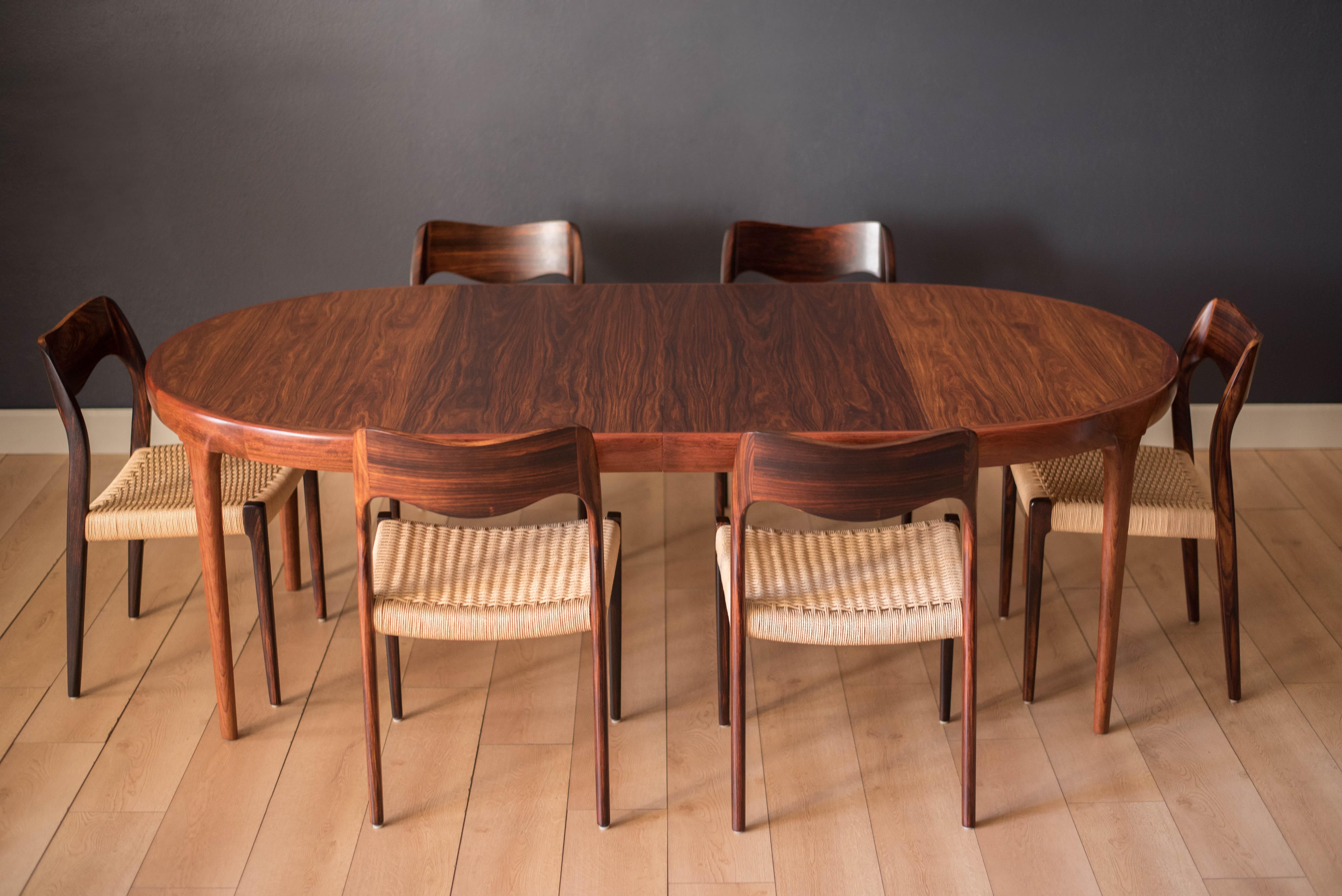 Vintage Danish Rosewood Round Expandable Dining Table by Ib Kofod-Larsen In Good Condition In San Jose, CA