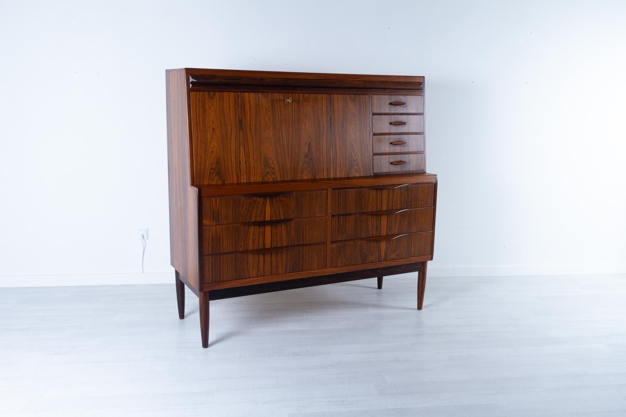 Vintage Danish Rosewood Secretaire by Erling Torvits 1960s
Stunning Rosewood bureau designed by Danish architect Erling Torvits for Klim Møbelfabrik Denmark. This is the more rare large model with the additional four drawers next to the