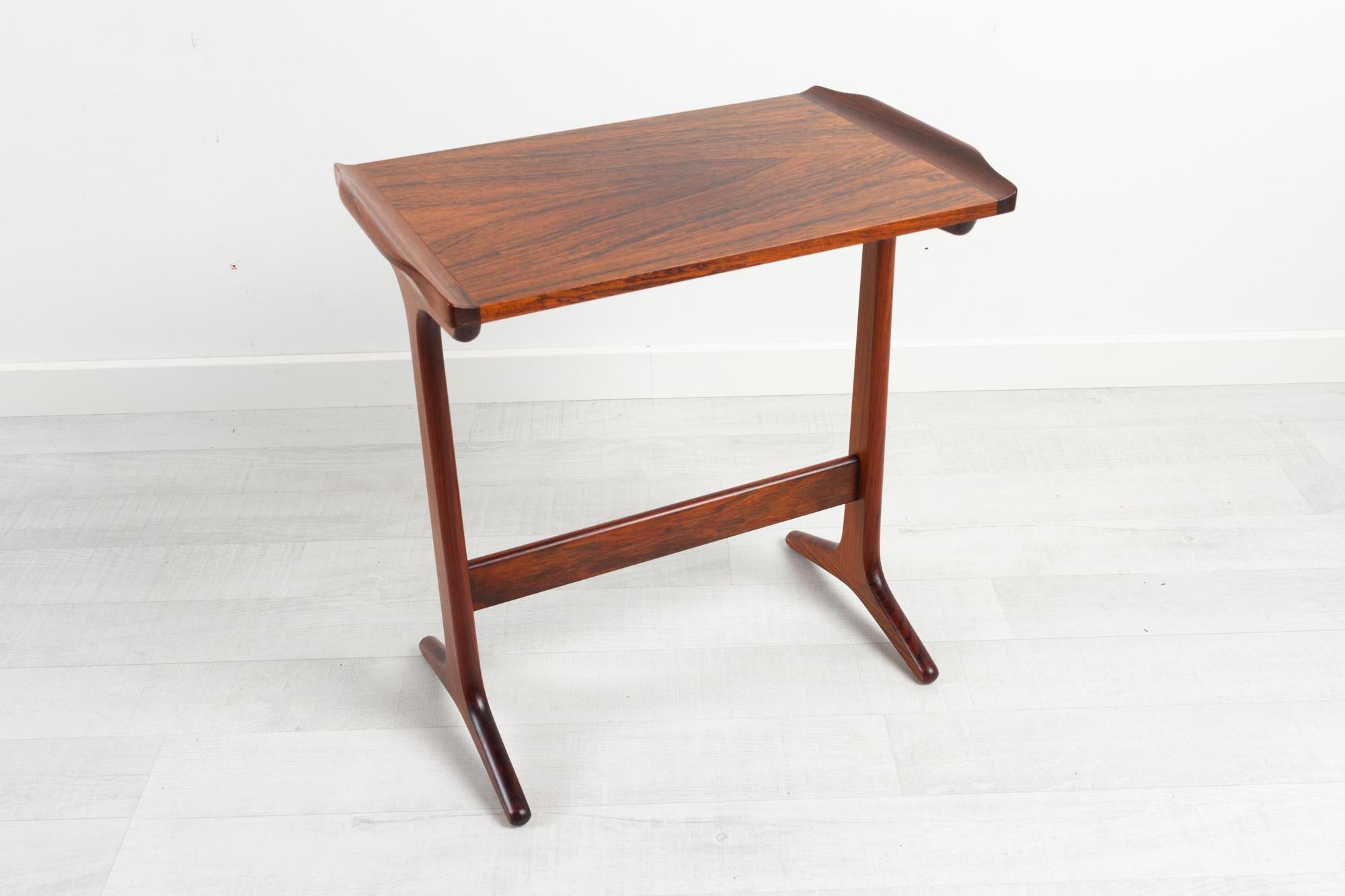 Vintage Danish rosewood side table by Heltborg 1960s
Small Danish Mid-Century Modern side table designed by Erling Torvits for Helt Møbelfabrik, Denmark in the 1960s.
Elegant and versatile table with beautiful expressive grain pattern. Table top