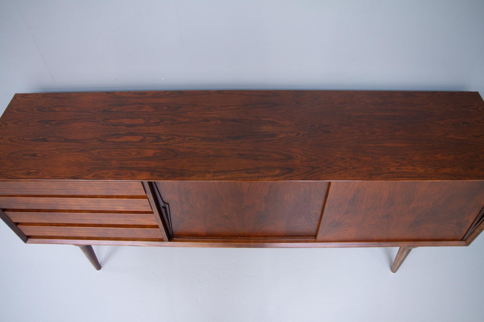 Dänisches Vintage-Sideboard aus Rosenholz, Modell 18, von Gunni Omann für Omann, Jun. 1960er Jahre im Zustand „Gut“ im Angebot in Asaa, DK