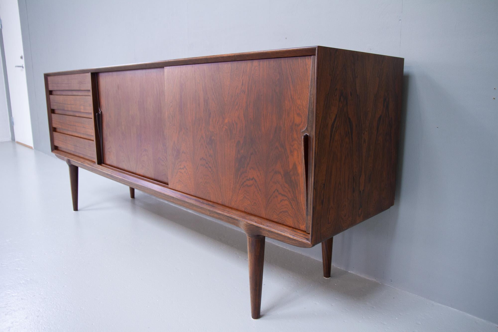 Enfilade danois vintage en bois de rose modèle 18 par Gunni Omann pour Omann Jun. 1960s en vente 2