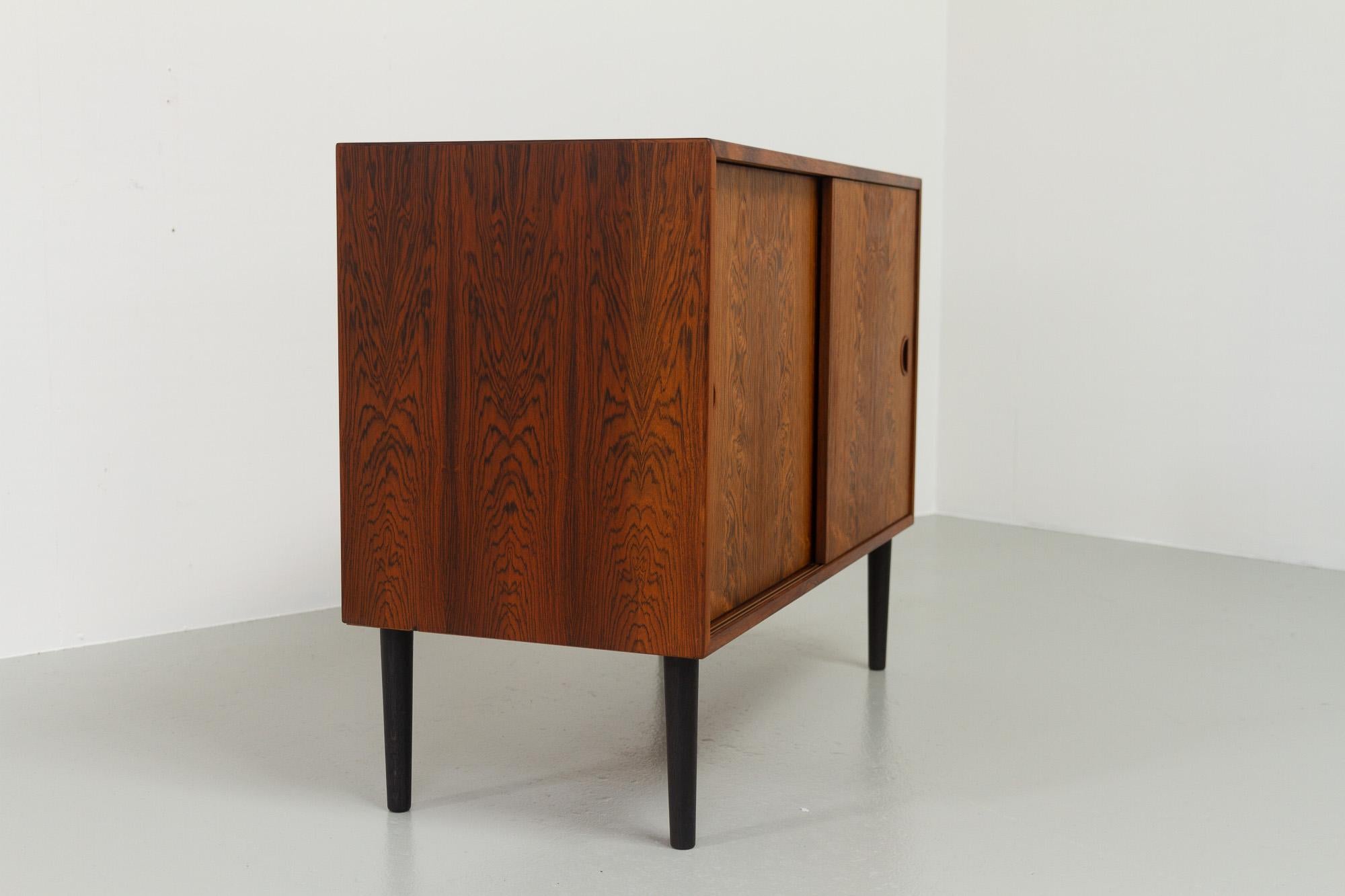 Scandinave moderne Buffet danois vintage en bois de rose avec portes coulissantes par HG Furniture, années 1960