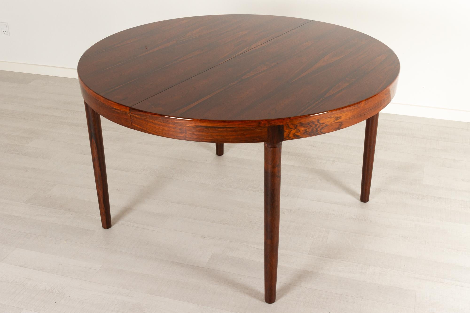 Vintage Danish round rosewood dining table by Harry Østergaard for Randers Møbelfabrik, Denmark, 1960s.
Mid-Century Modern circular dining table with stunning rosewood veneer. The table has a spectacular grain pattern and a very minimalistic design