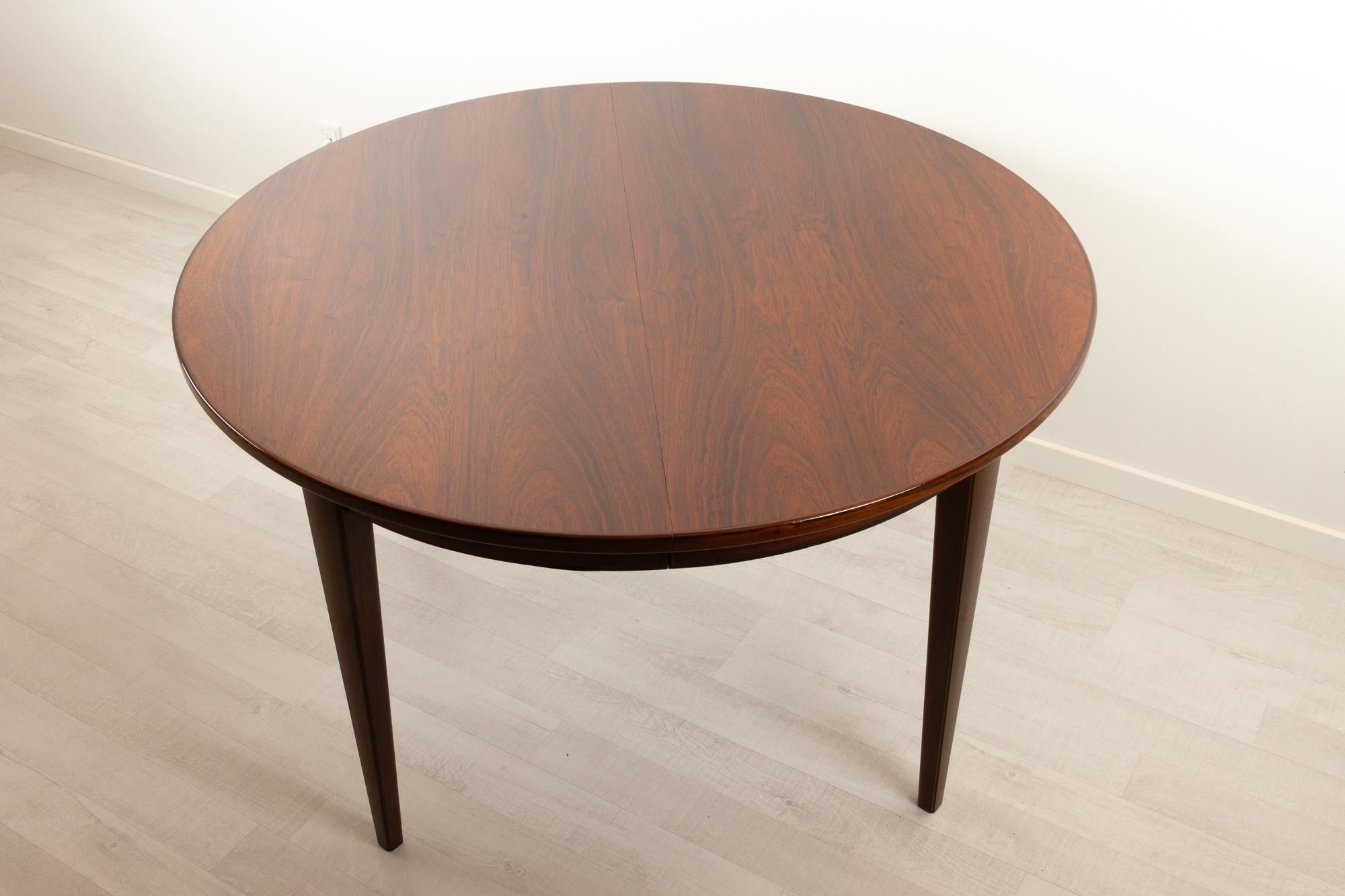 Vintage Danish round rosewood dining table model 55 by Gunni Omann for Omann Jun's Møbelfabrik, Denmark, 1960s.
Mid-Century Modern circular dining table. Beautiful rosewood veneer with expressive grain. Tapered legs. The table is extendable with