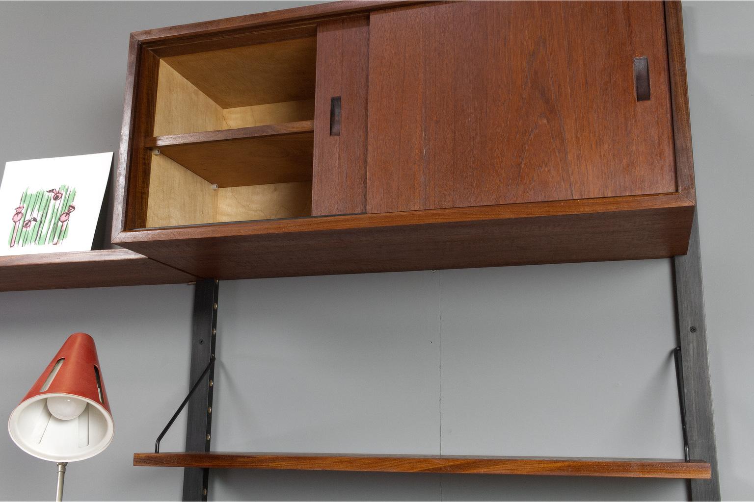 Vintage Danish Royal Wall Mounted Shelving System in Teak by Poul Cadovius In Good Condition In Beek en Donk, NL