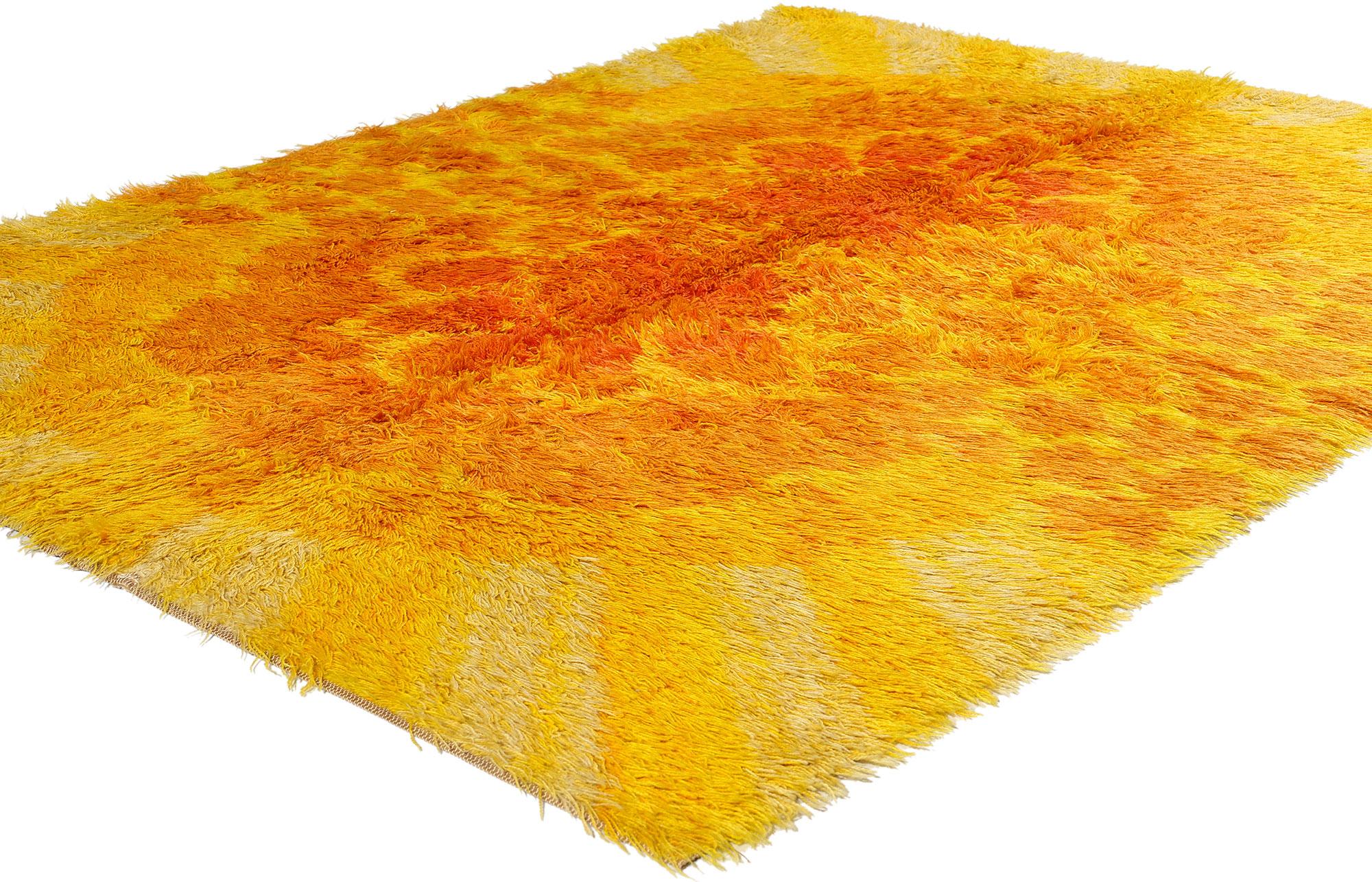 78271 Alfombra danesa Ege Rya Vintage Taepper, 04'06 x 06'04. Ege Taepper, una renombrada empresa danesa, es famosa por sus alfombras de alta calidad y sus distintivas alfombras rya con atrevidos diseños de rayos de sol. Estos diseños,