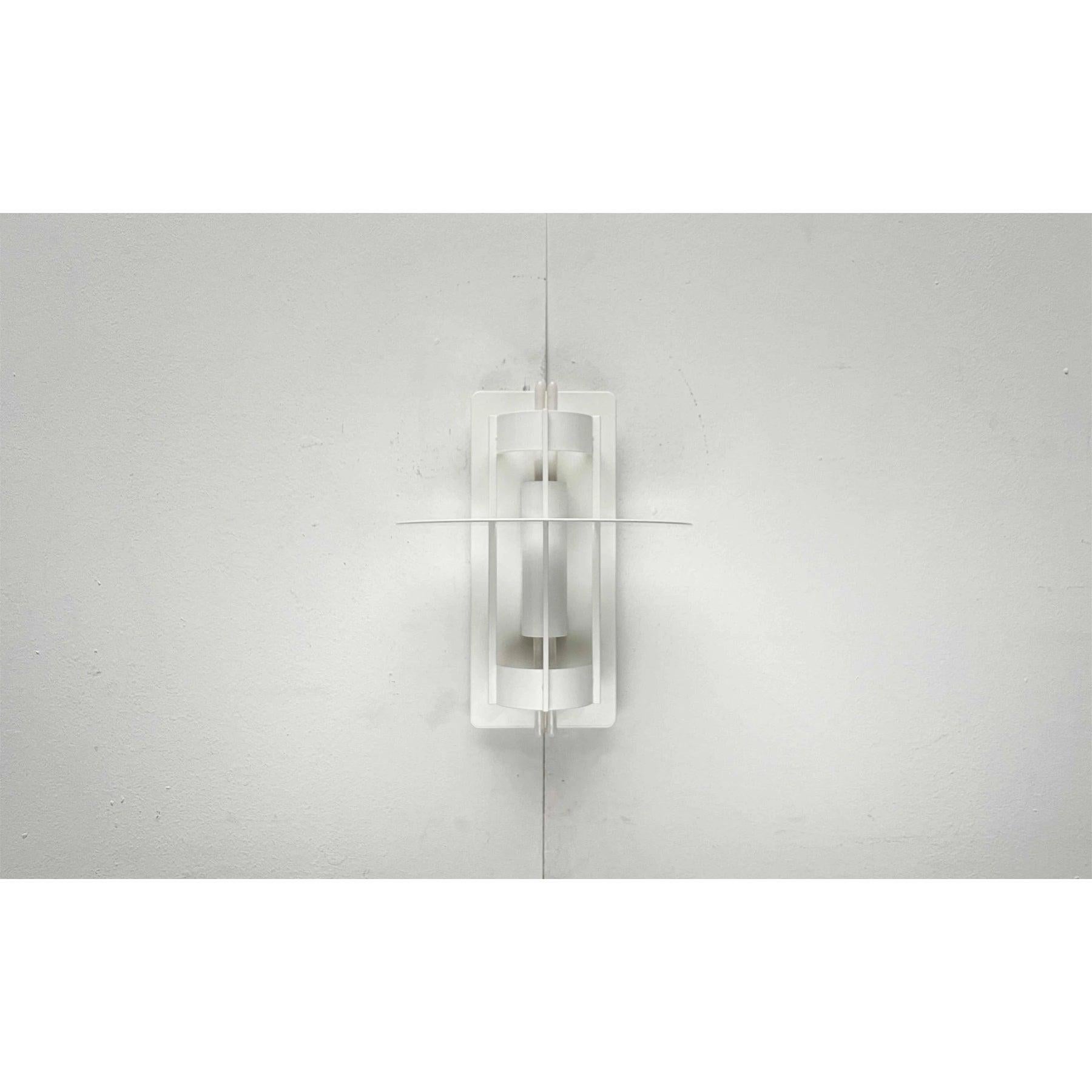 L'applique murale Saturne est un classique du fabricant danois de luminaires Louis Poulsen, basé sur un design de Joachim Lepper.

Saturne a une orientation verticale. Les lampes sont situées derrière un anneau d'éblouissement aux extrémités