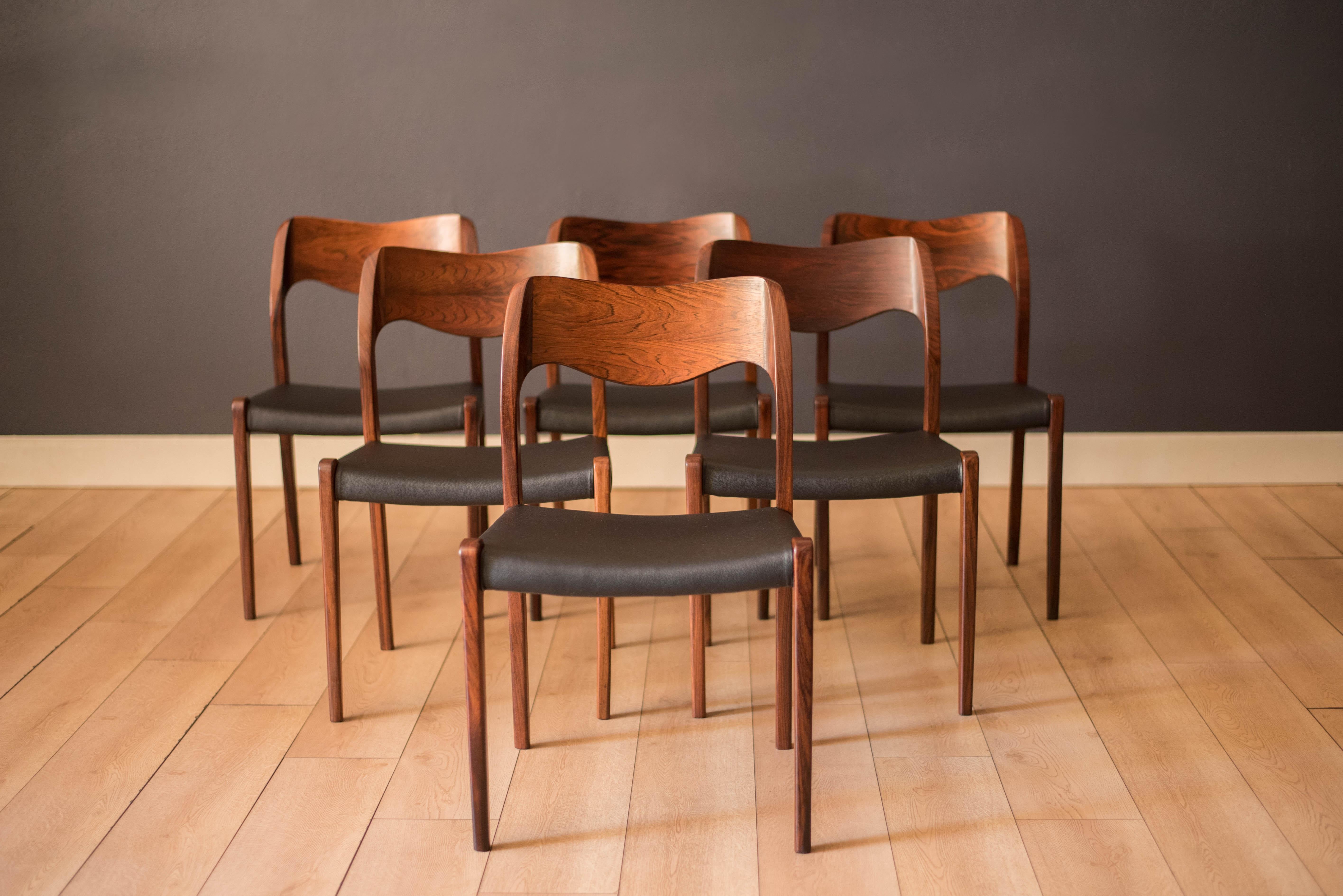 Sedie da pranzo in stile Mid Century Modern di Niels O. Møller per J.L. Modello Møller Møbelfabrik n. 71, Danimarca. Questo set è realizzato in palissandro brasiliano con schienali portanti scultorei e linee pulite. I sedili sono stati rivestiti in