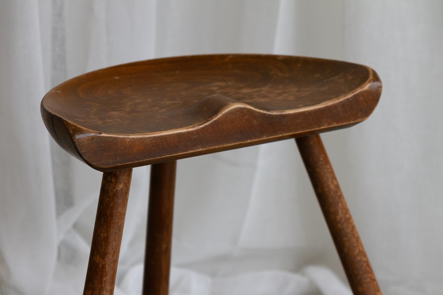 Vintage Danish Shoemaker Chair, 1930s.
Three legged hand-carved shoemakers stool or milk stool in solid stained beech. Club shaped legs with stretchers for footrest and stability.

Stable vintage condition with lots of authentic patina. Gently