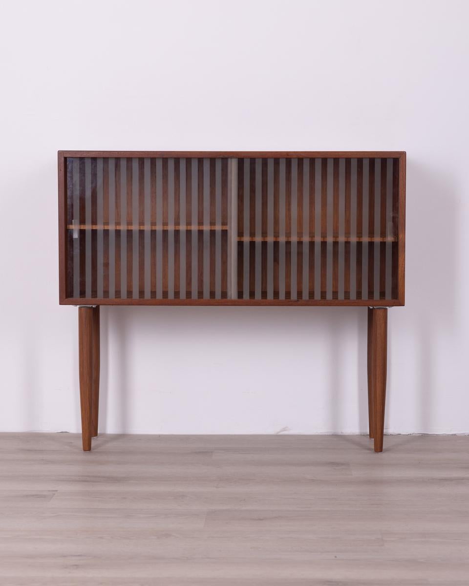 Low showcase cabinet, with rosewood structure with two sliding doors in striped glass.
Design Paul Cadovius, 60s.

Condition: In good condition, working, may show light signs of wear.

Dimensions: Height 66 cm; Width 80cm; Depth