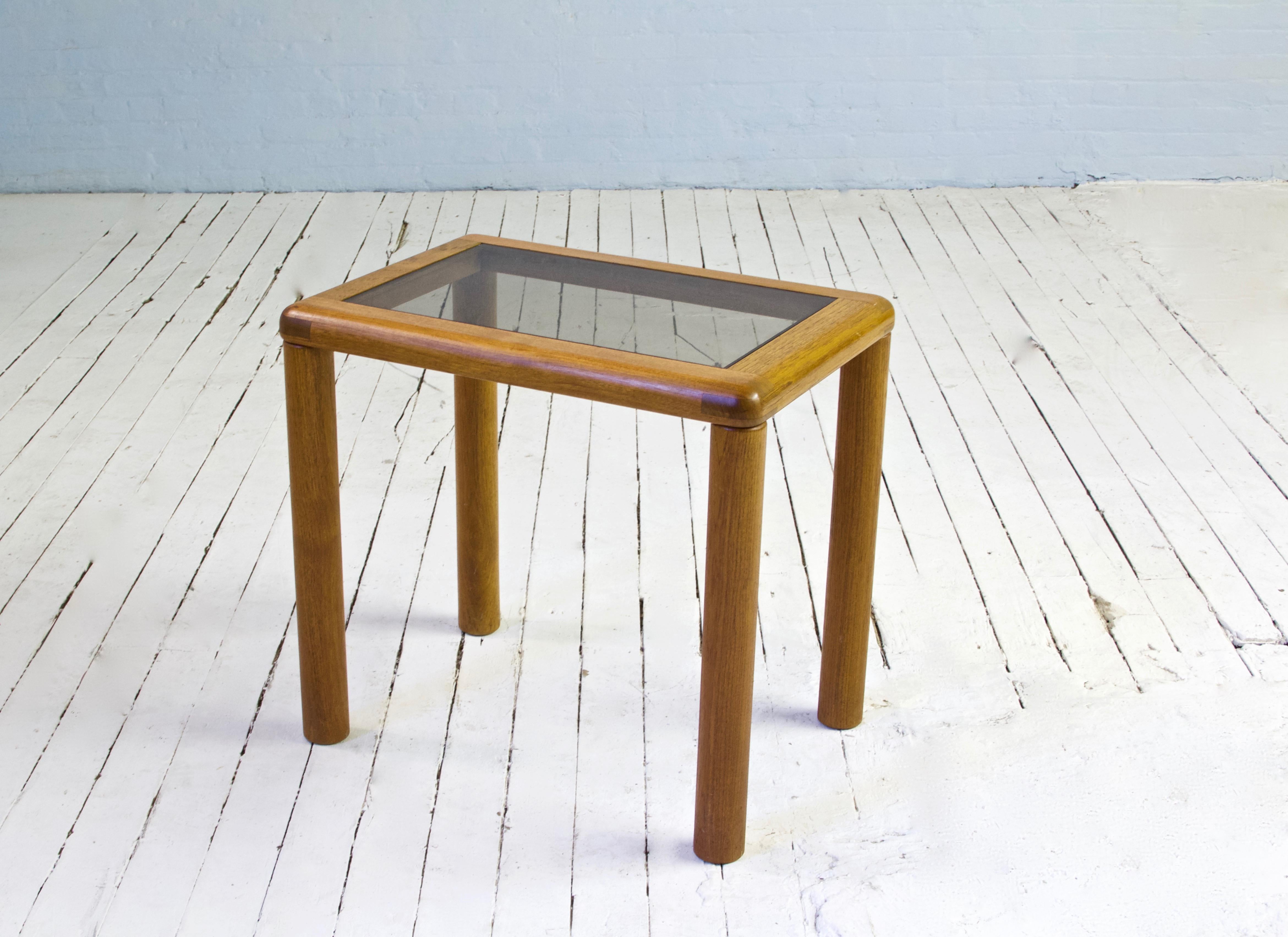 Mesa auxiliar danesa vintage de teca con patas torneadas, años 60 Aceitado en venta