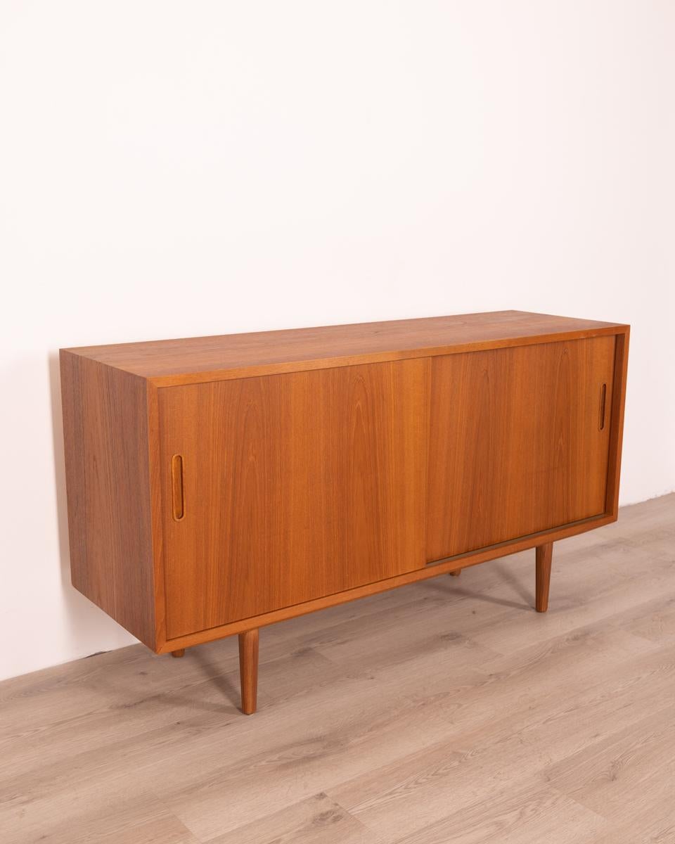 Sideboard sideboard in Teak wood, with two front sliding doors. Design by Poul hundevad for Hundevad & Co, 1960s.

Condition: In excellent condition, it may show slight signs of wear caused by time.

Dimensions: Height 76 cm; Width 138.5cm;