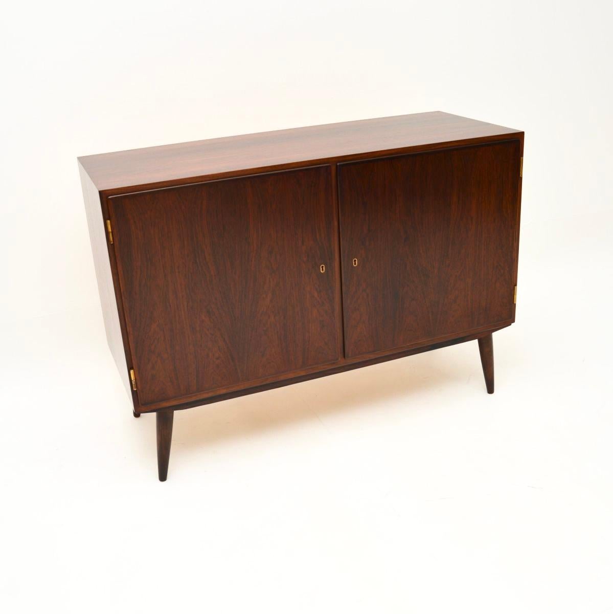 A very stylish and well made vintage Danish sideboard / cabinet by Poul Hundevad, dating from the 1960’s.

It is of lovely quality, with beautiful grain patterns and a gorgeous colour tone. Even the inside of the doors have a lovely finish, and the