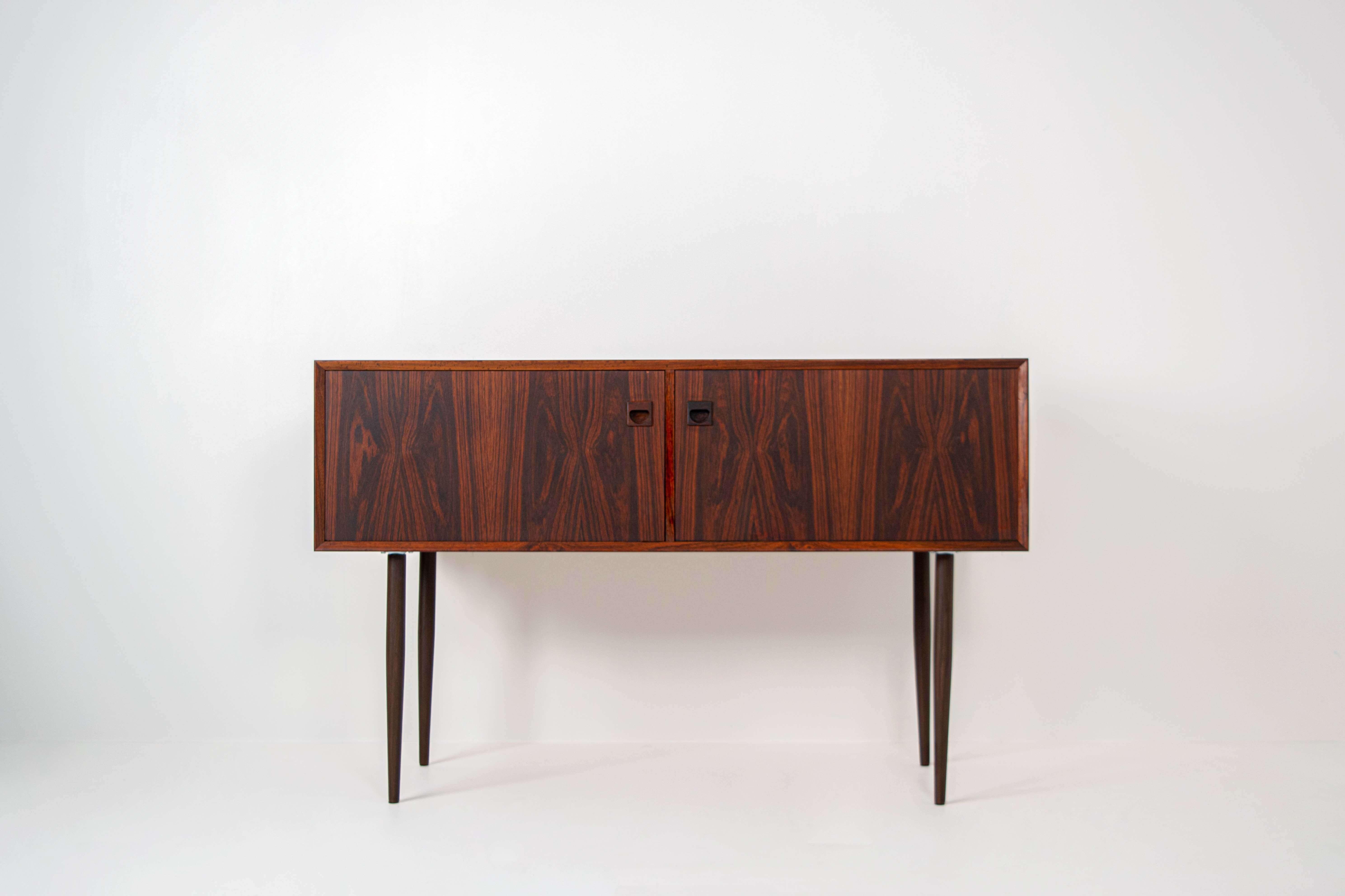 Vintage Danish sideboard in rosewood veneer by Brouer Møbelfabrik, 1960s. This sideboard has two doors and four legs that are mounted at a later point. Alternatively, you can also mount the sideboard to the wall or let it rest on the floor. The