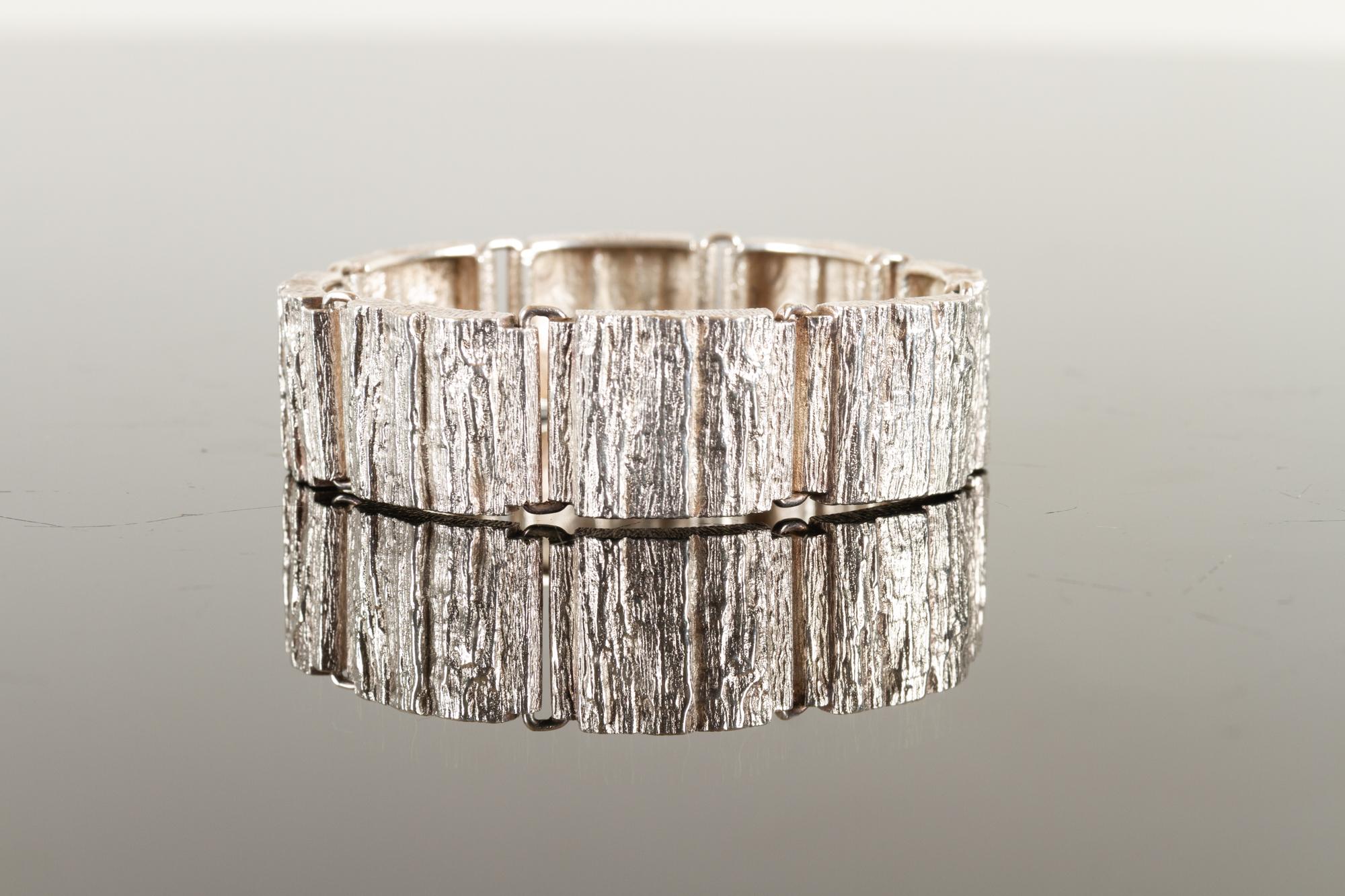 Vintage Danish silver bracelet by Knud V. Andersen, 1970s
Danish modern bracelet in 925 sterling silver. Designed by Knud V. Andersen. Lovely nature inspired modernist piece of jewelry with bark like surface. Measures: Length of bracelet 19 cm,