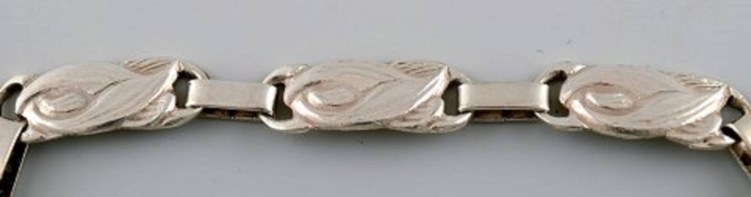 Vintage dänisches Silberarmband in modernem Design, gestempelt CCGÅ, 830S.
1930 / 40s.
In perfektem Zustand.
Maße: 16 cm.