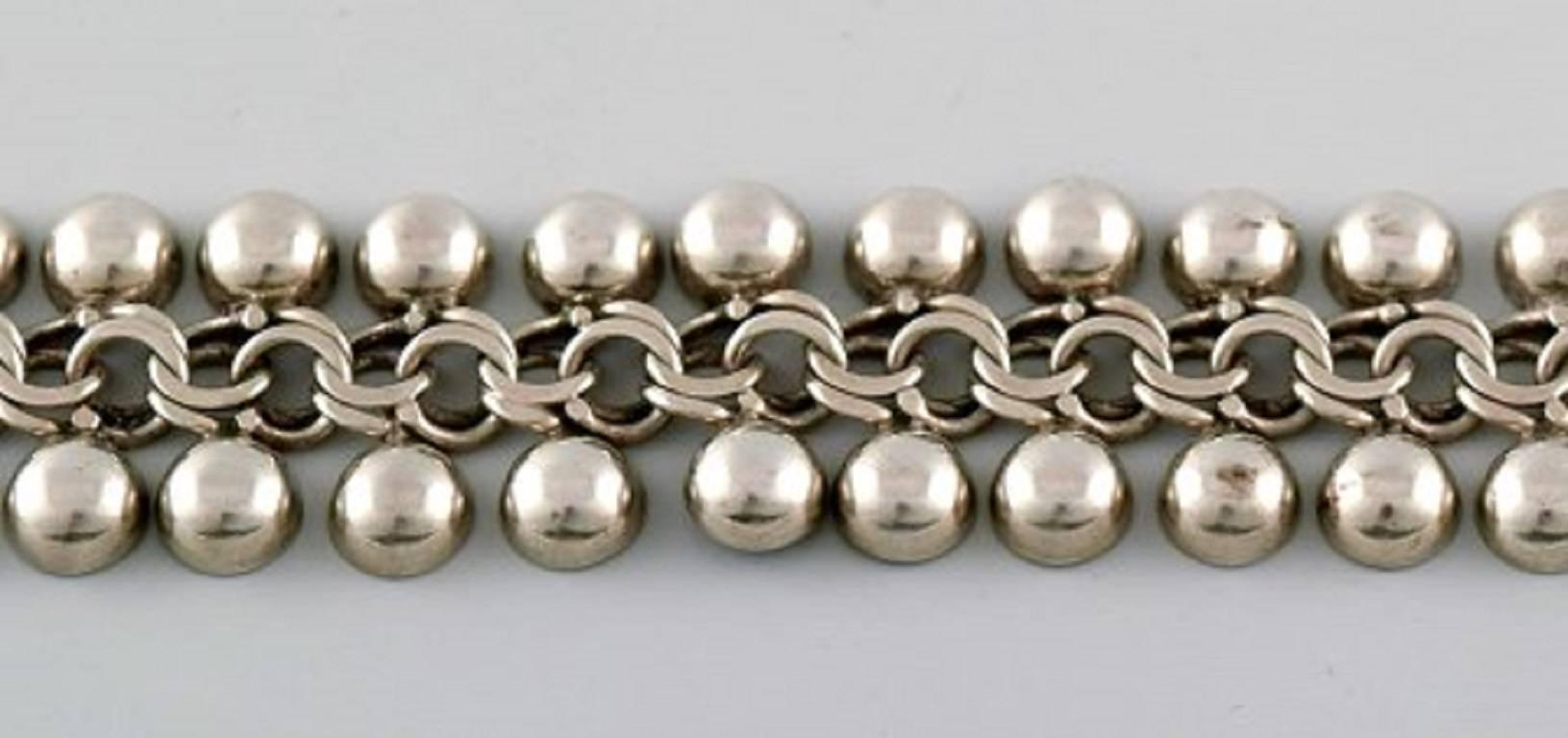 Vintage Danish silver bracelet in modern design, stamped HS, 830S.
1930 / 40s.
In perfect condition.
Measures 17 cm.