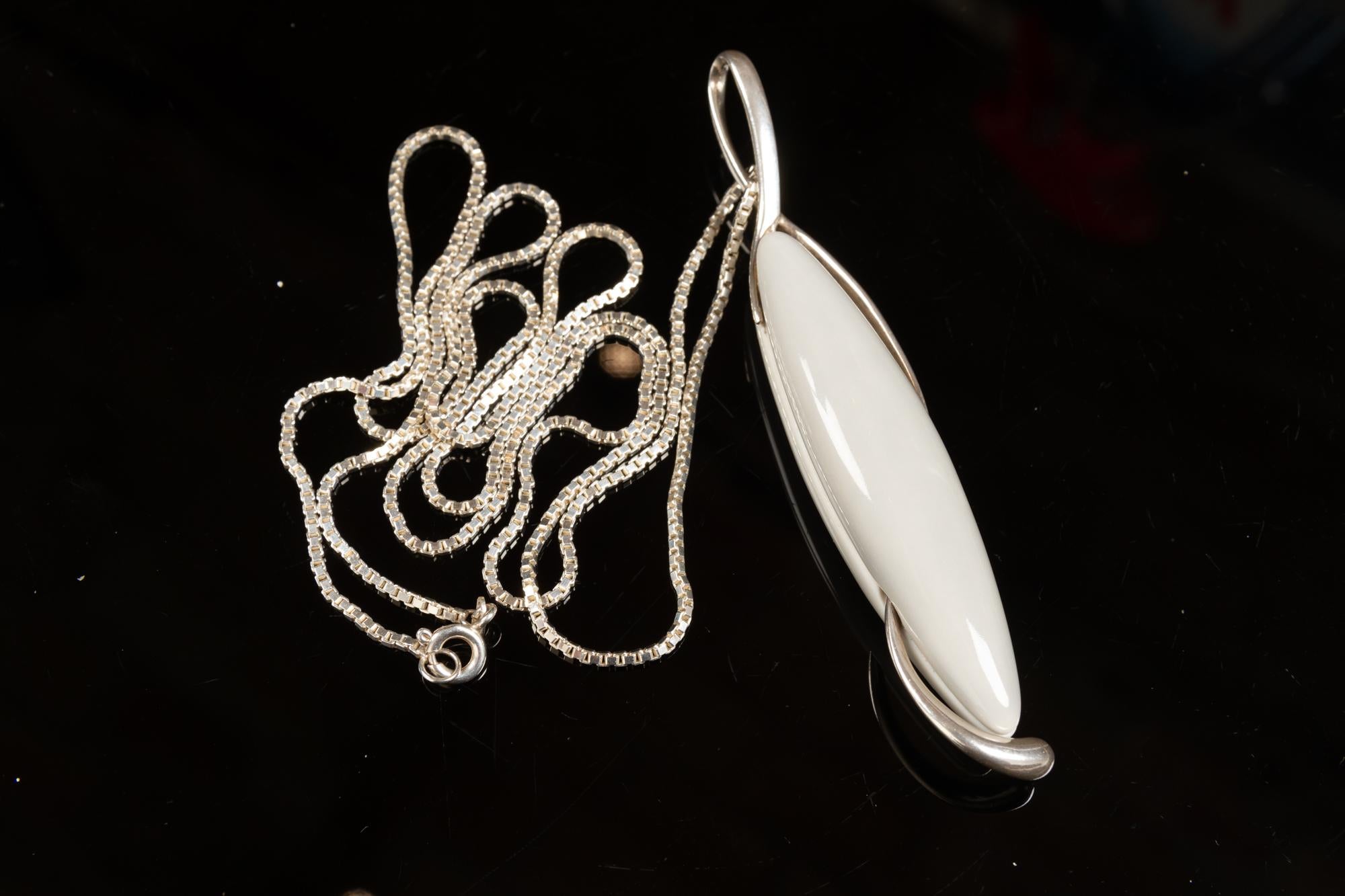 Collar danés vintage de plata con colgante de porcelana de Royal Copenhagen Años 60 en venta 3