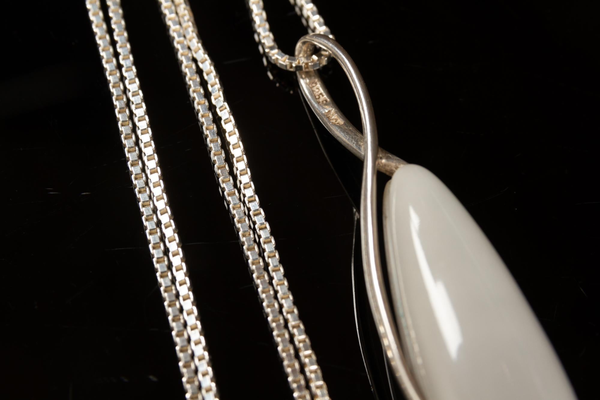 Collar danés vintage de plata con colgante de porcelana de Royal Copenhagen Años 60 en venta 6