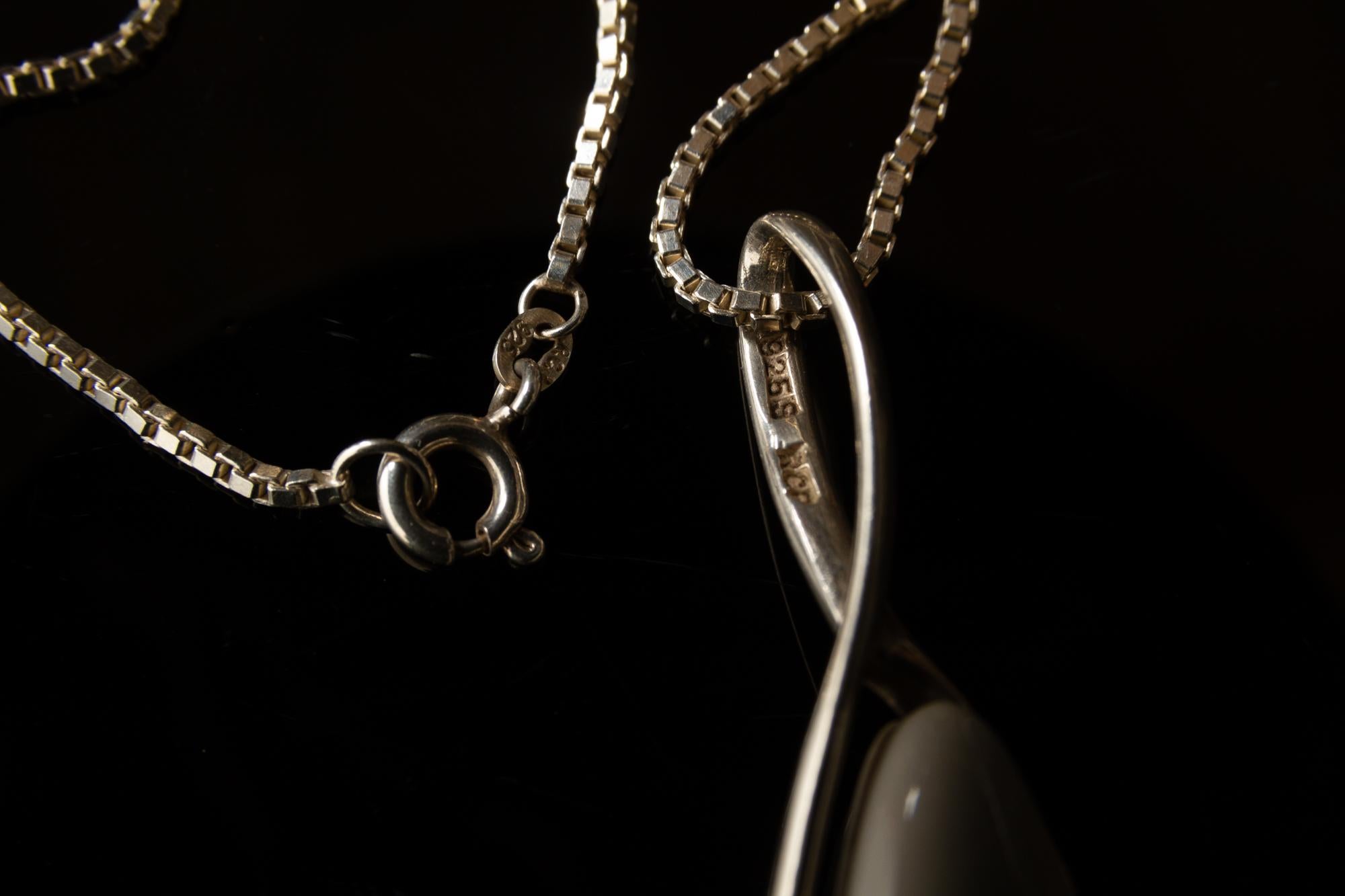 Collar danés vintage de plata con colgante de porcelana de Royal Copenhagen Años 60 en venta 11