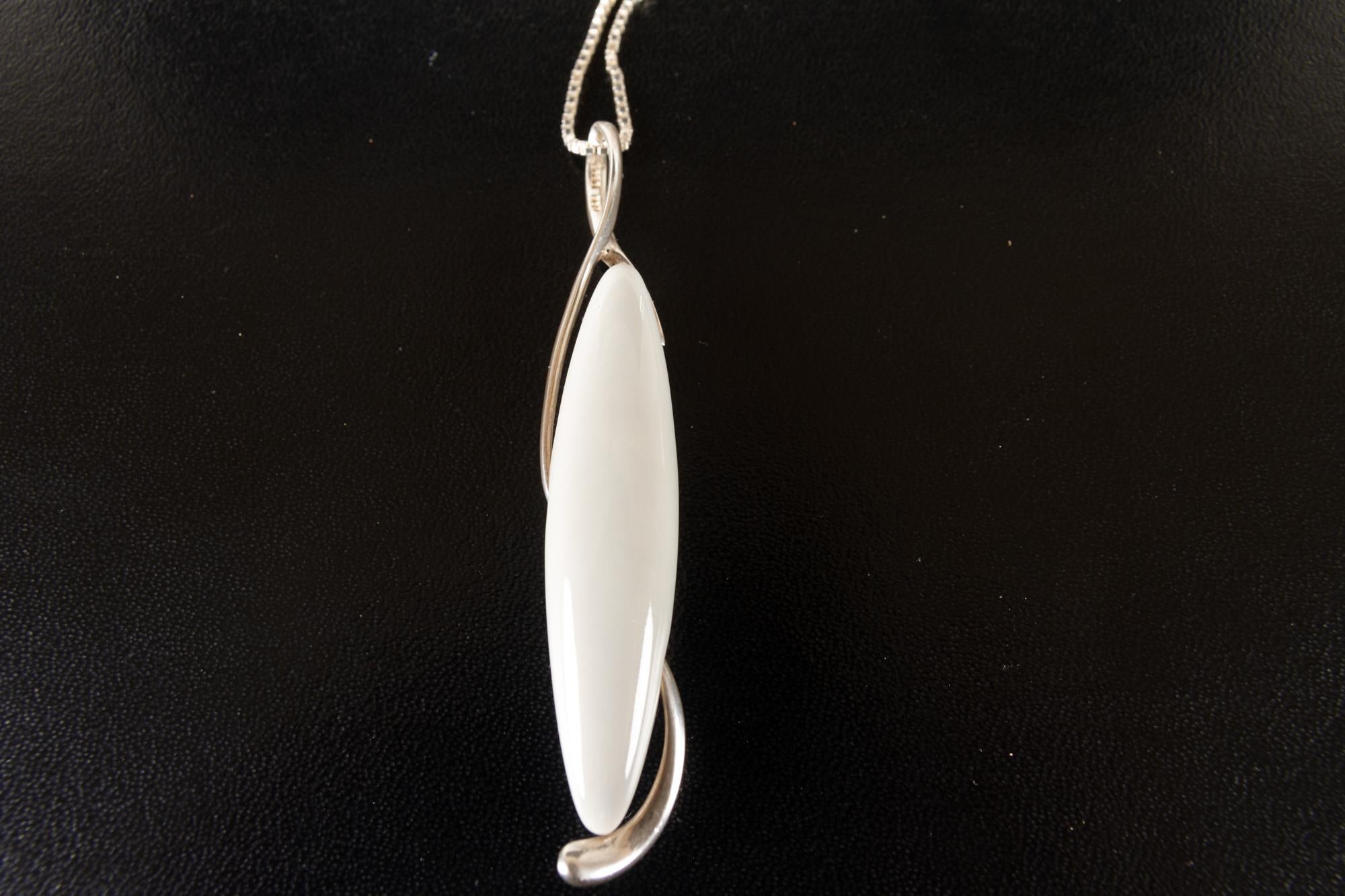 Collar danés vintage de plata con colgante de porcelana de Royal Copenhagen Años 60 Escandinavo moderno en venta