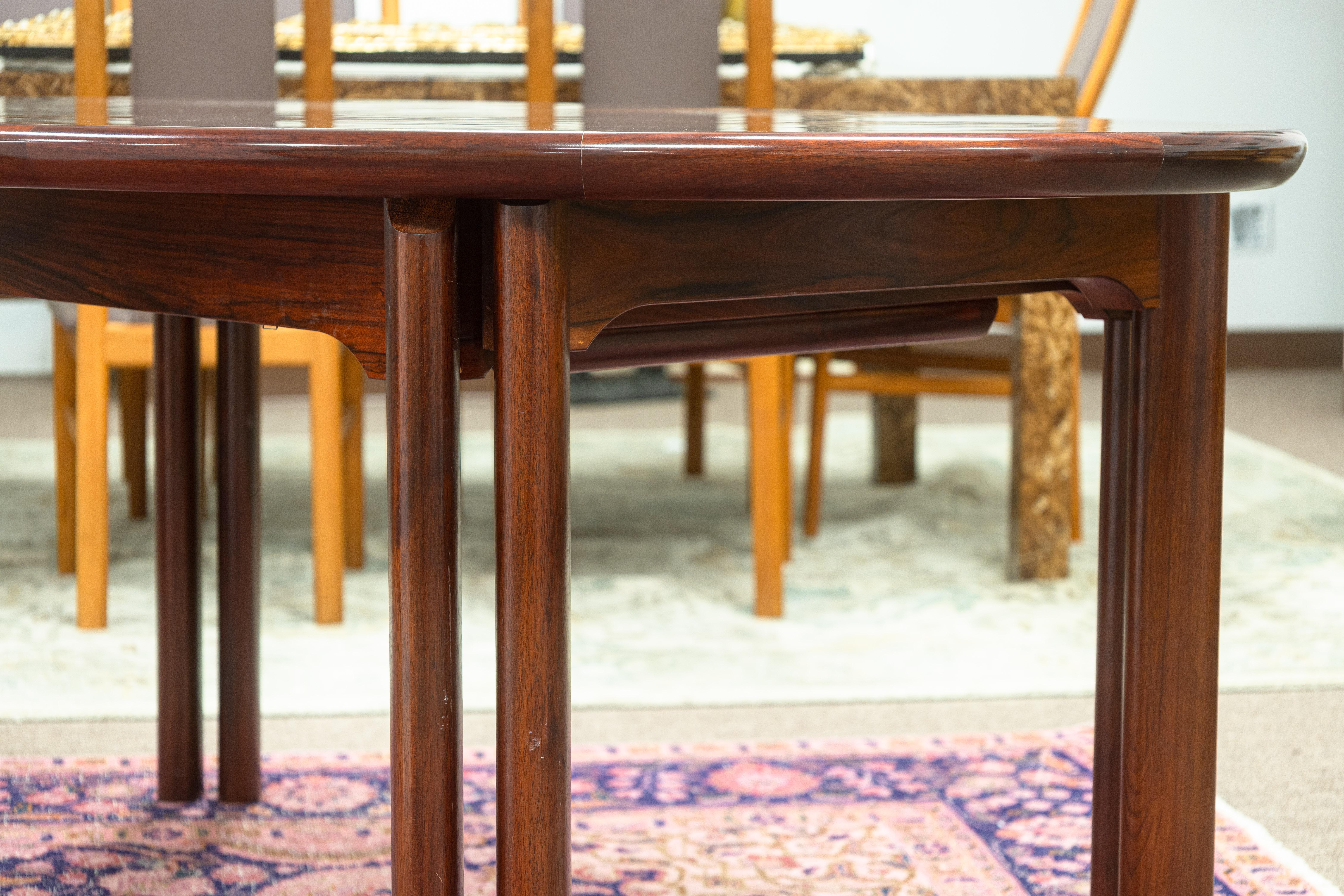 Vintage Danish Skovby 8 Leg Rosewood Extendable Round Dining Table with 3 Leaves In Good Condition For Sale In Keego Harbor, MI