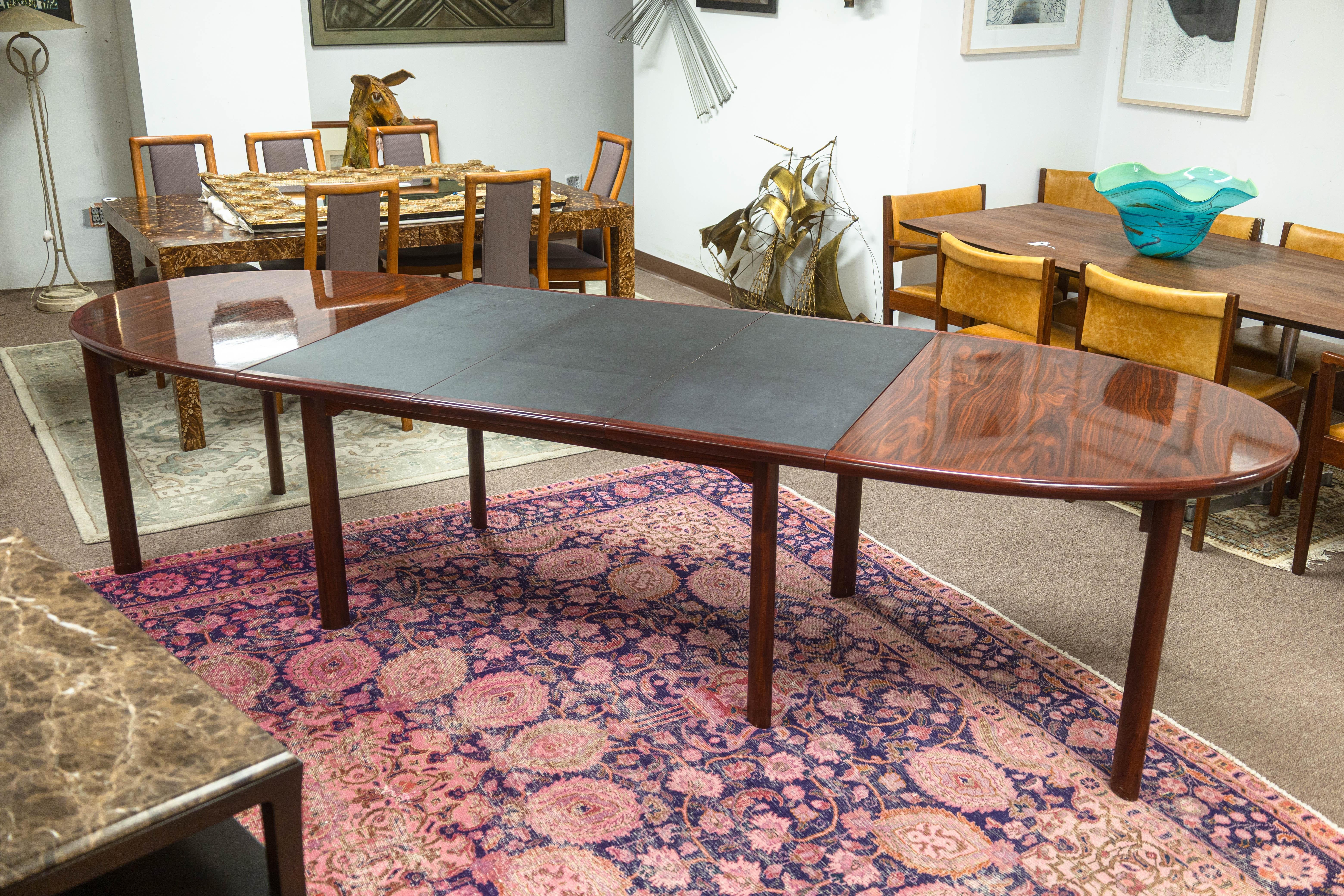 Vintage Danish Skovby 8 Leg Rosewood Extendable Round Dining Table with 3 Leaves For Sale 4