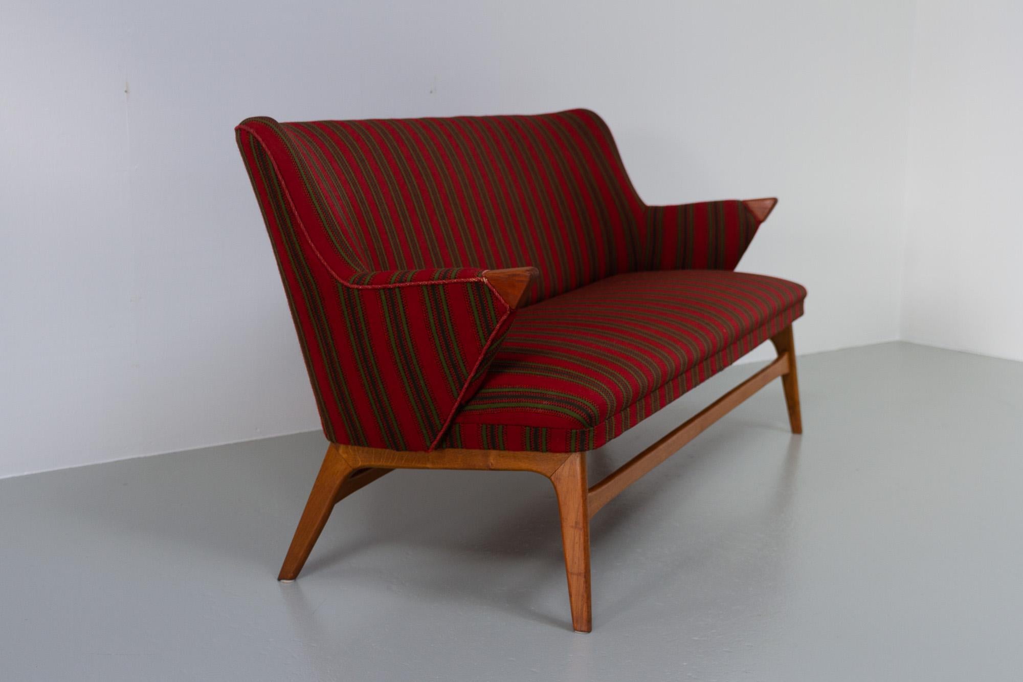 Dänisches Vintage-Sofa, 1950er-Jahre.
Organisch geformtes Mid-Century Modern Sofa, hergestellt von einem dänischen Tischlermeister in Dänemark in den 1940er oder 1950er Jahren. Gestreifte Wollpolsterung mit Teakholzdetails an den Armlehnen. Rahmen