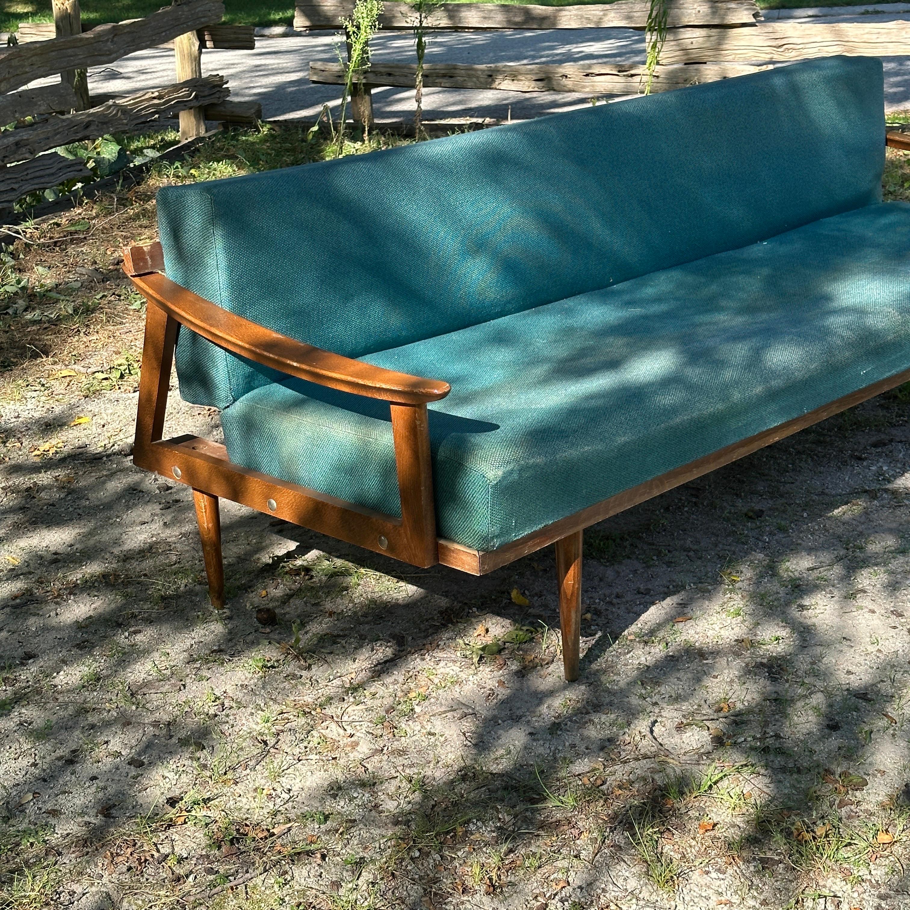 Divano letto danese vintage In condizioni discrete a Puslinch, ON