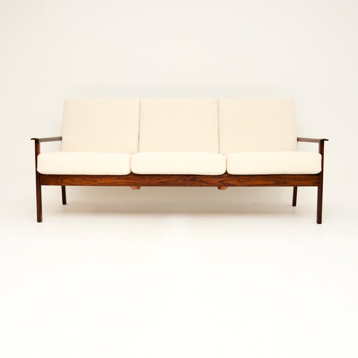 Un canapé danois vintage absolument magnifique, datant des années 1960.

Il est d'une qualité exceptionnelle, il est magnifiquement conçu et il est très confortable. Le cadre est en bois massif, avec une base en métal. Il a de belles proportions et