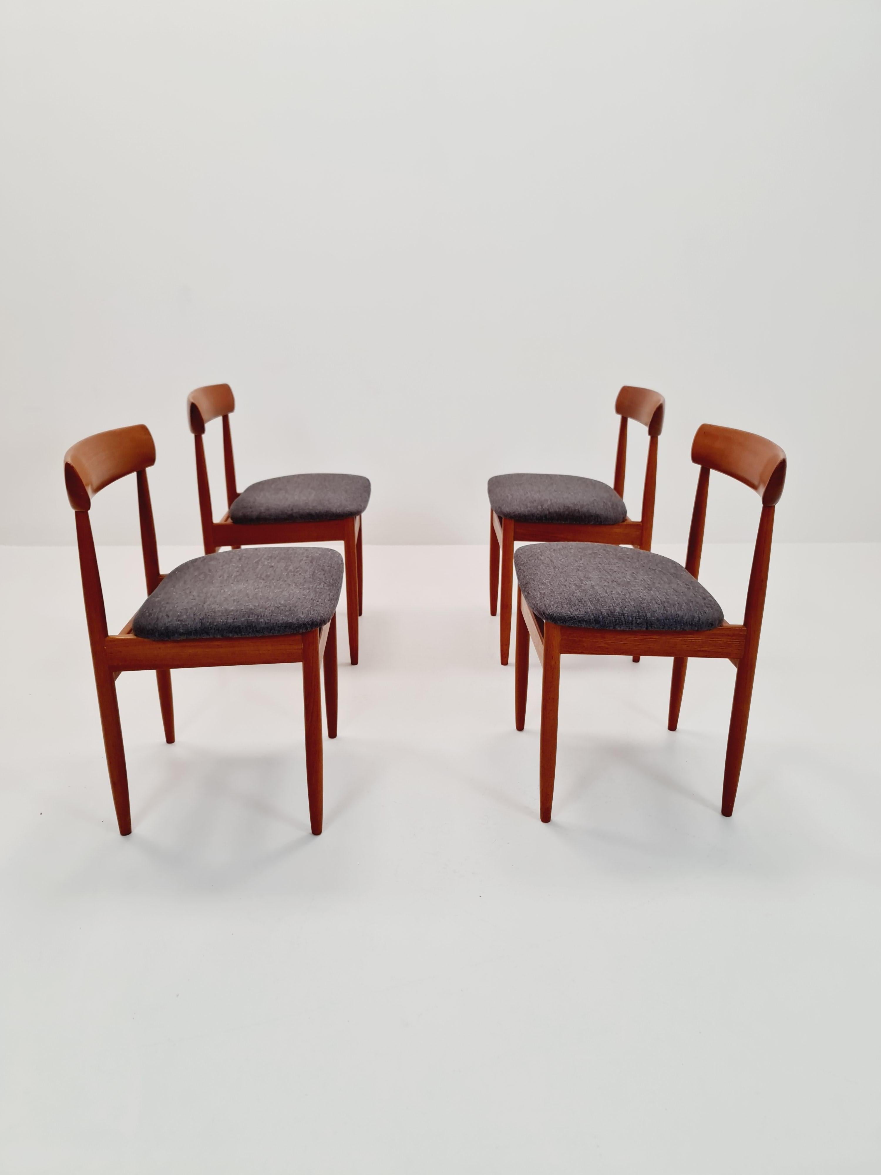 Sedie da pranzo in teak massiccio danese vintage By farsö stolefabrik  , anni '60, Set di 4 in vendita 5